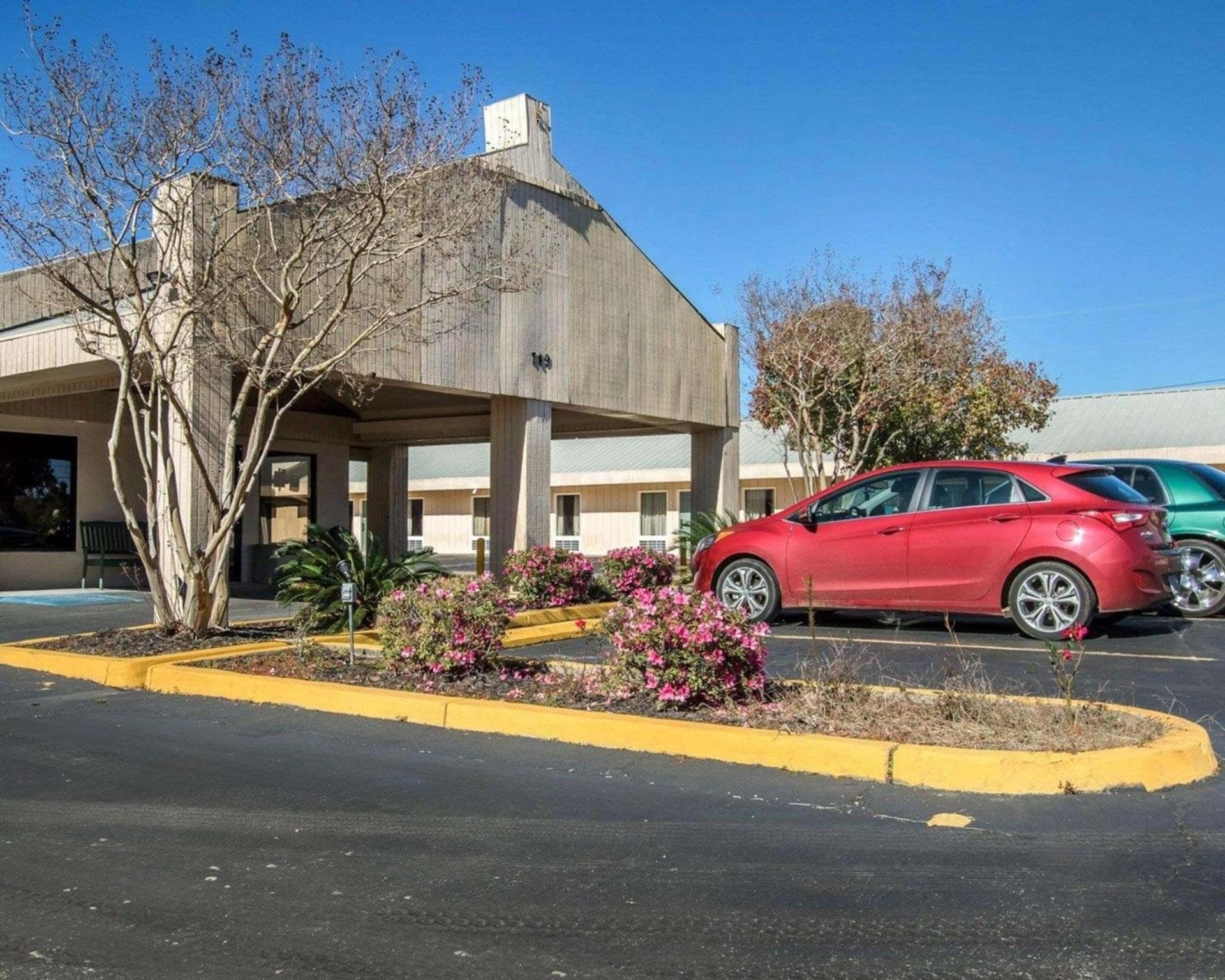 Rodeway Inn & Suites Brookhaven photo 2