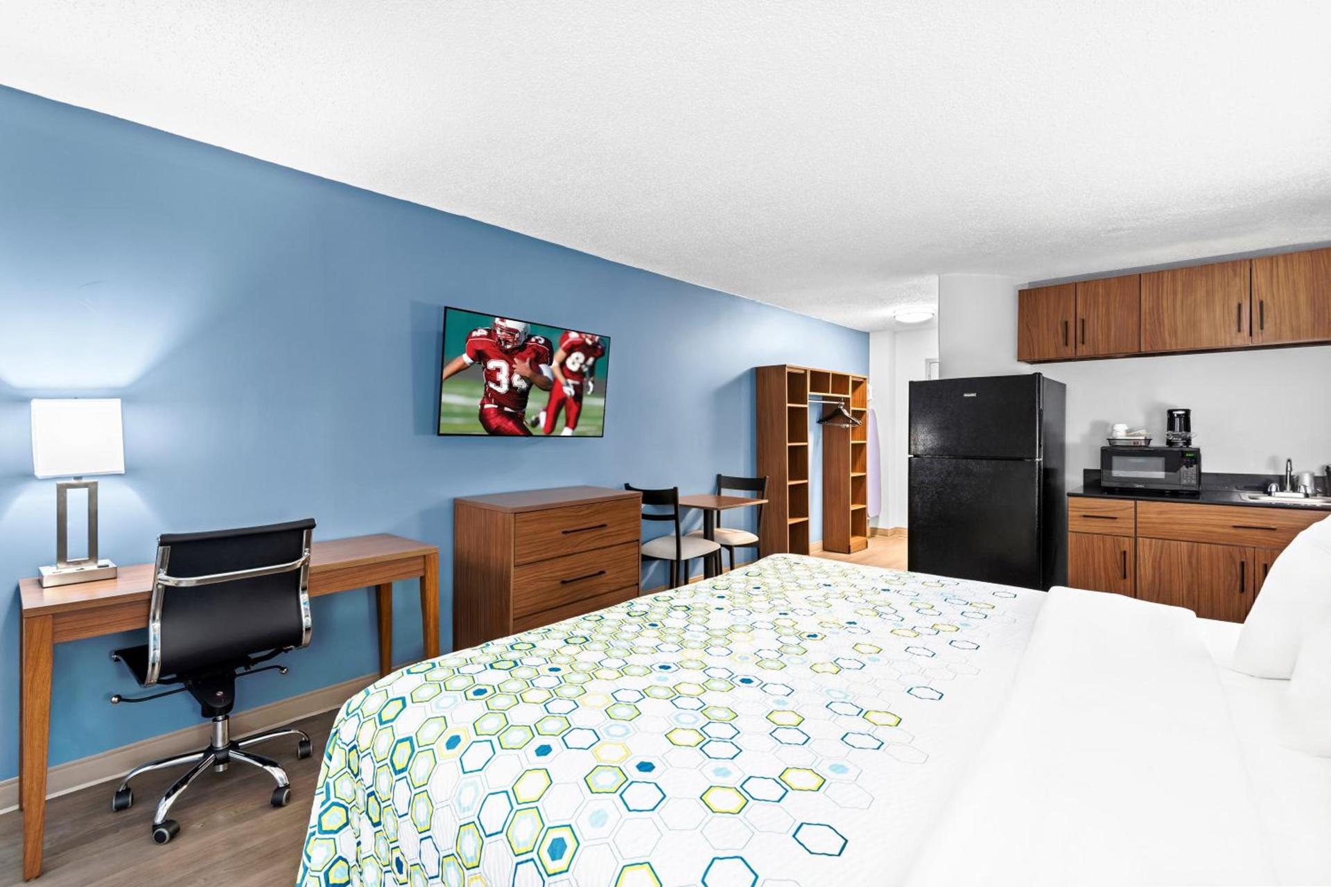 HomeTowne Studios by Red Roof & Conference Center Cortland photo 38