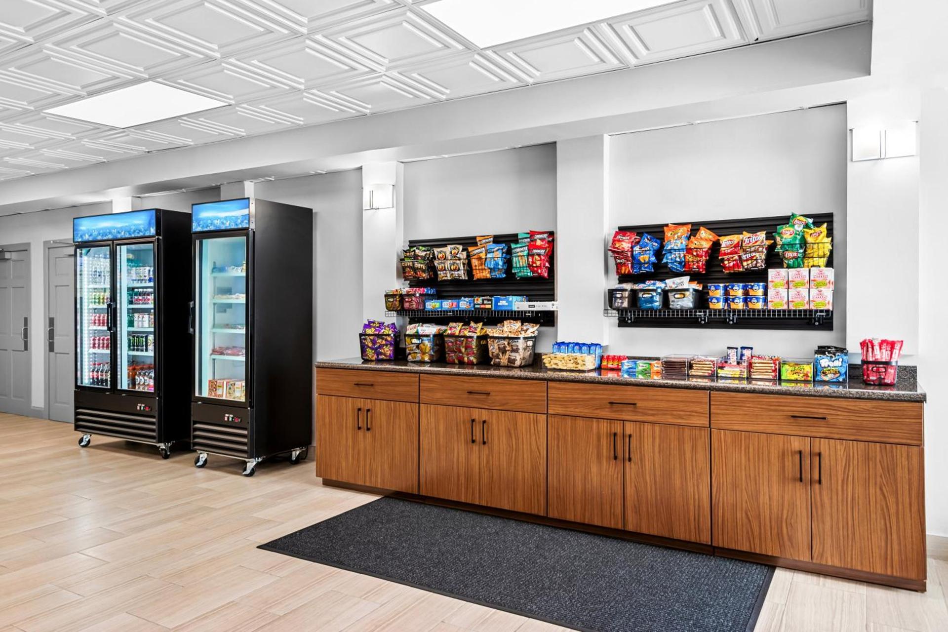 HomeTowne Studios by Red Roof & Conference Center Cortland photo 28