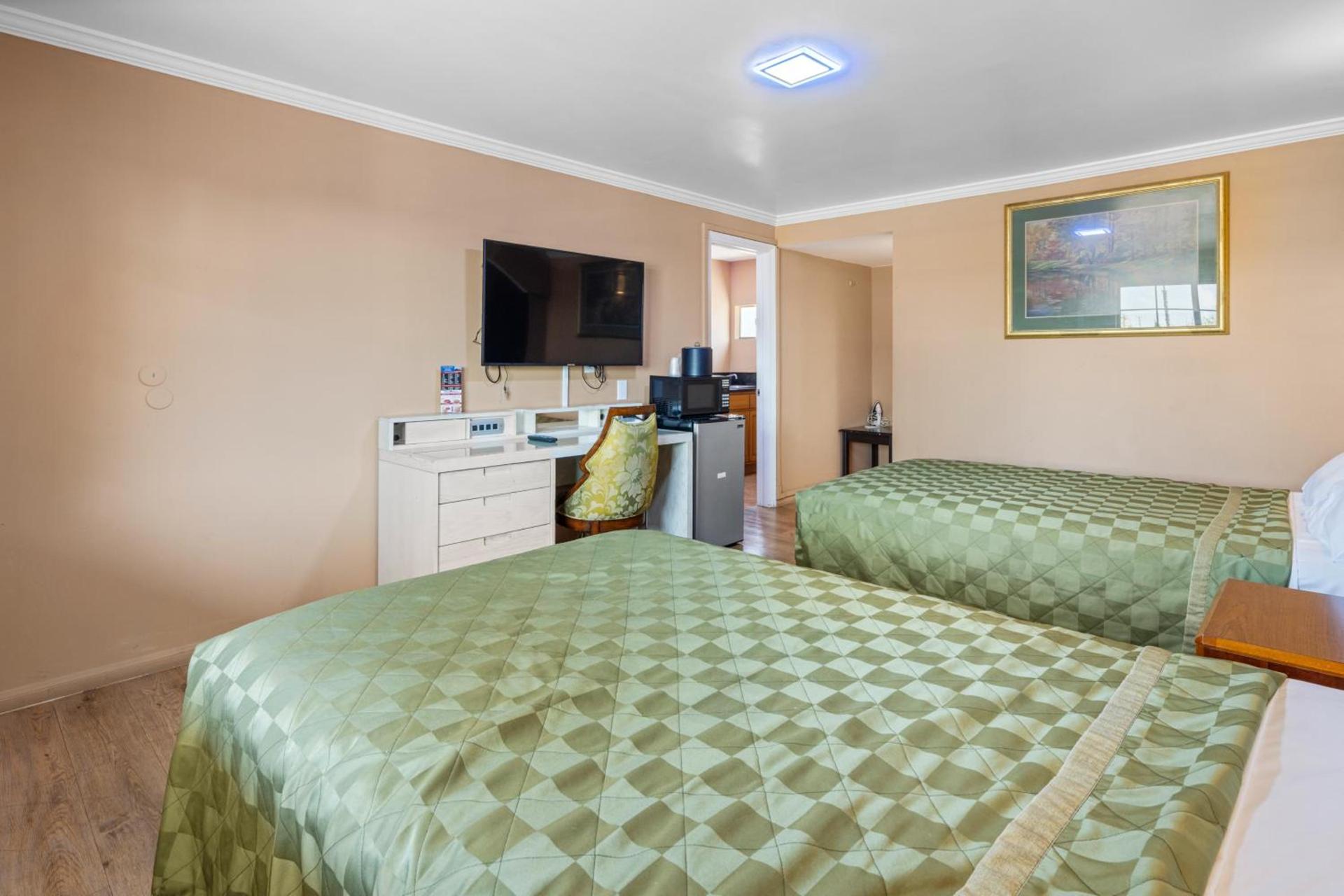 Sky Palm Motel - Orange photo 13