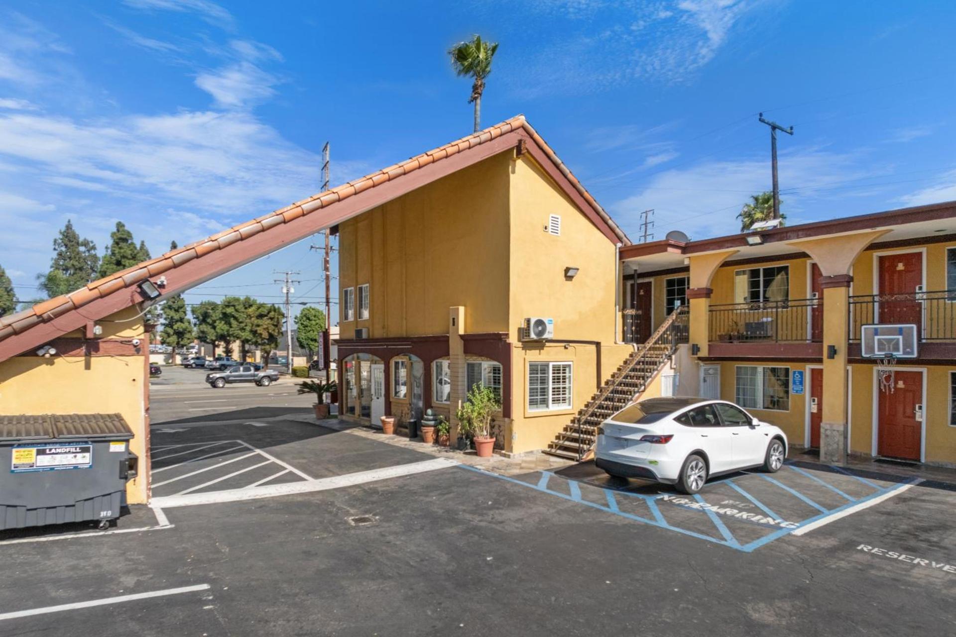 Sky Palm Motel - Orange photo 31