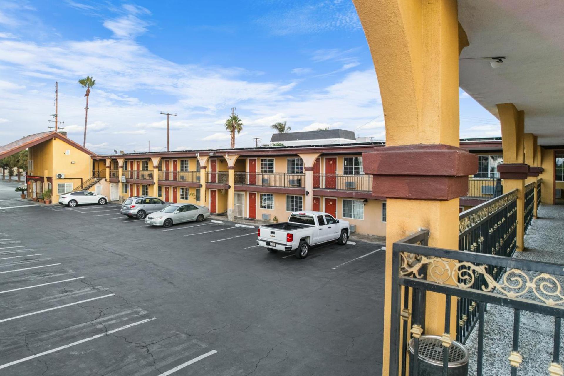 Sky Palm Motel - Orange photo 23