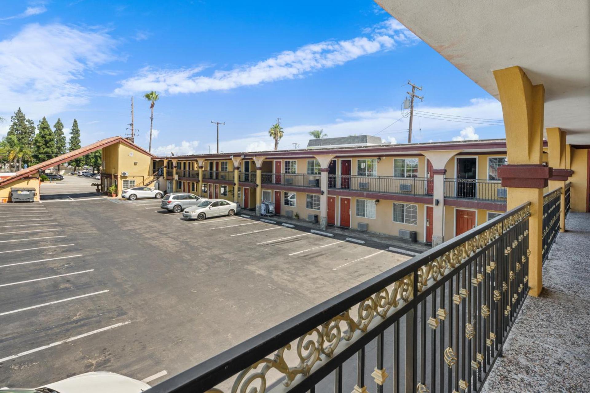 Sky Palm Motel - Orange photo 15