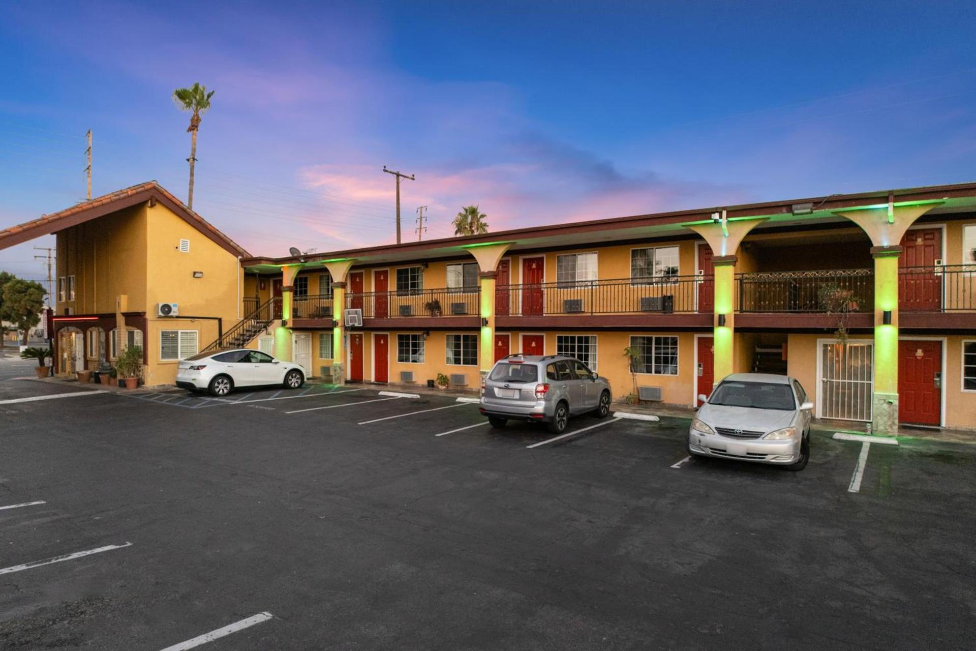 Sky Palm Motel - Orange photo 24