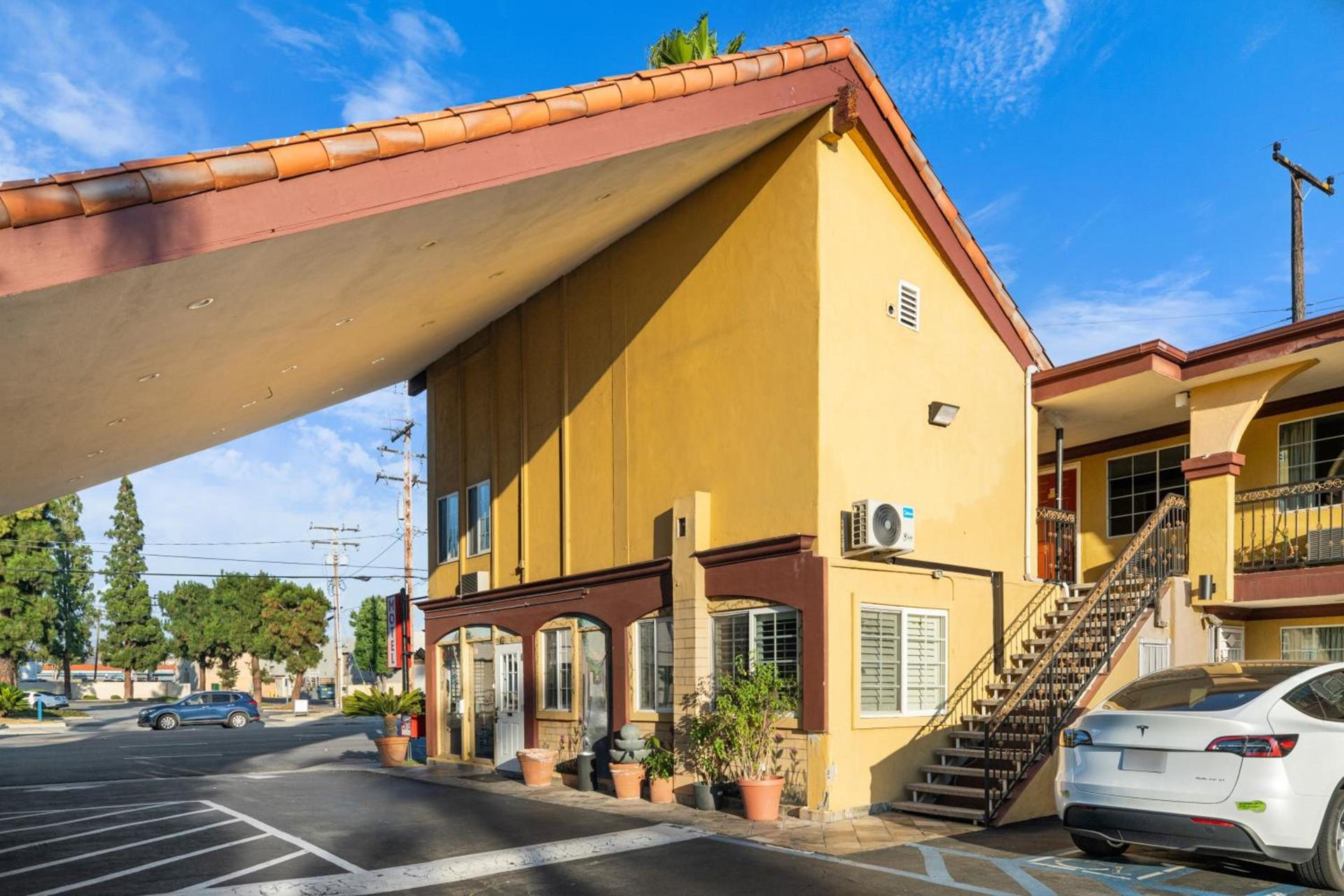 Sky Palm Motel - Orange photo 26