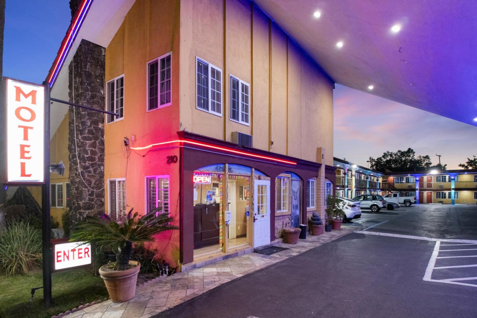 Sky Palm Motel - Orange photo 27