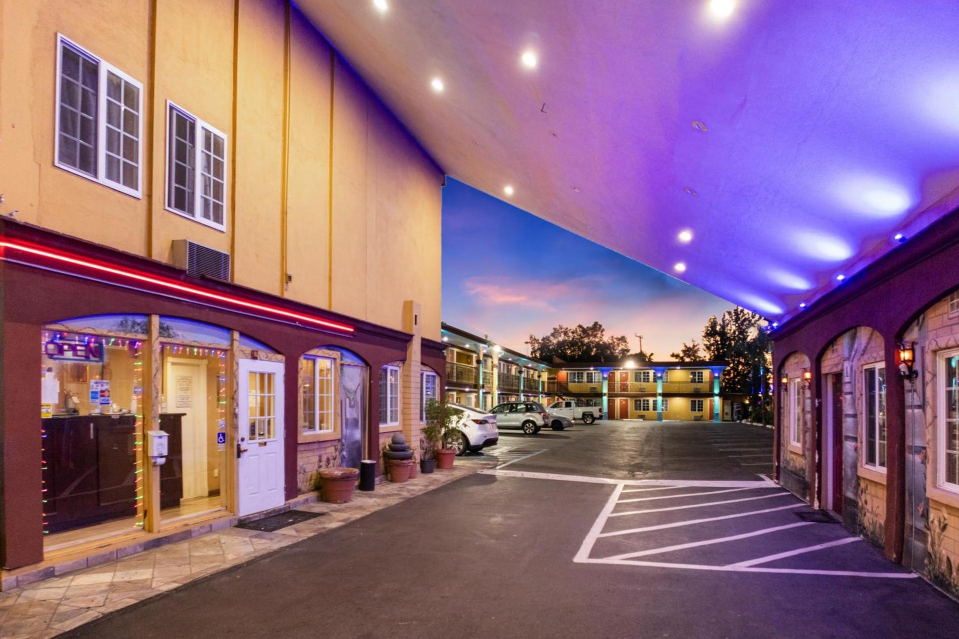 Sky Palm Motel - Orange photo 43