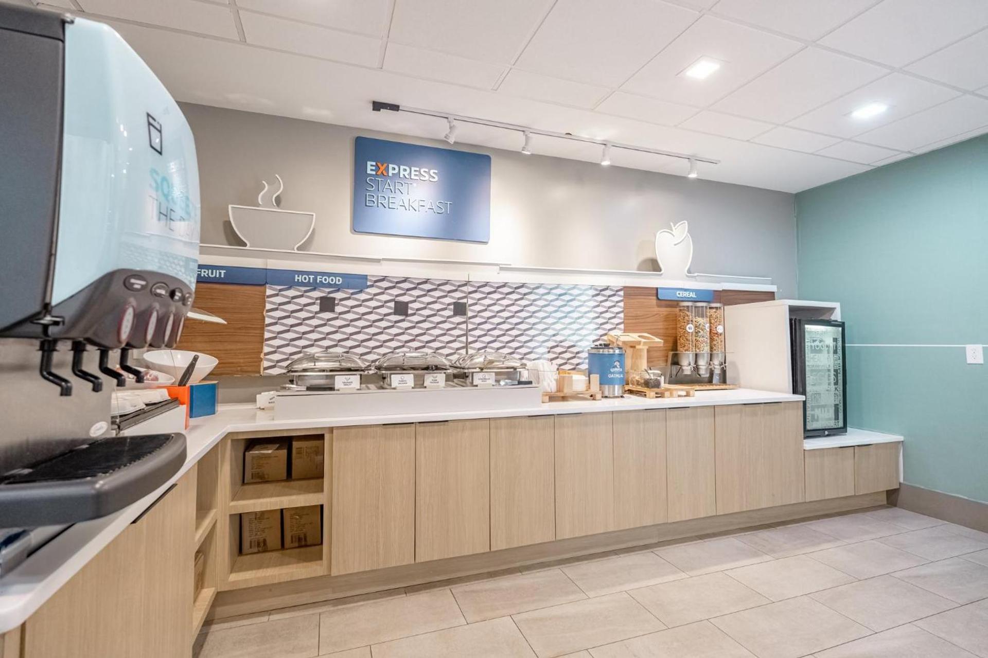 Holiday Inn Express Hotel & Suites Cocoa Beach by IHG photo 42