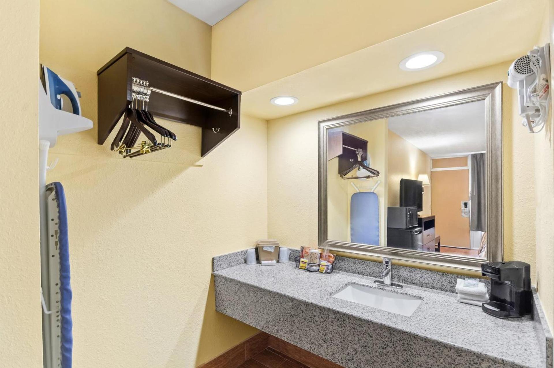 Red Roof Inn Berea photo 33