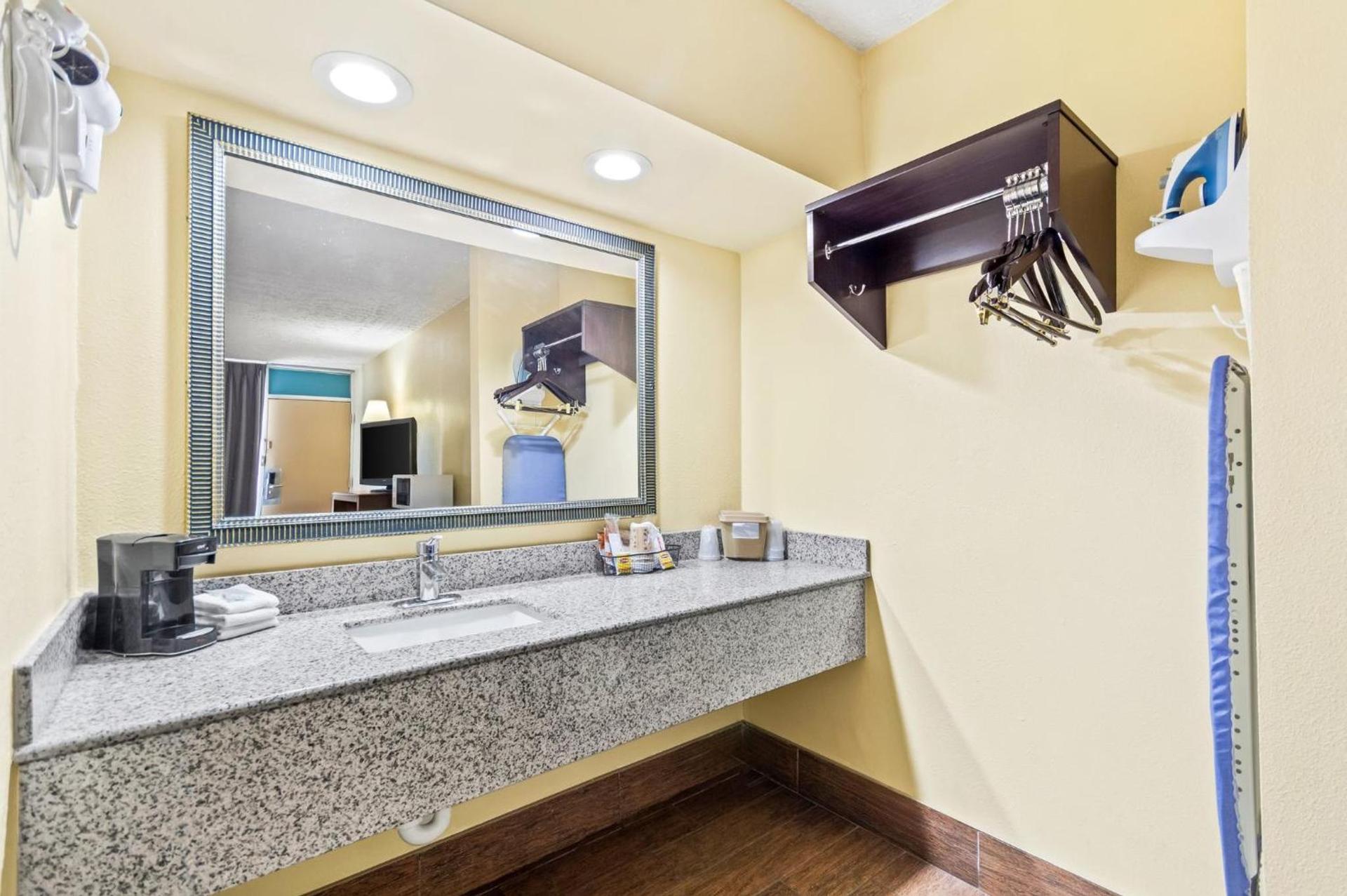 Red Roof Inn Berea photo 34