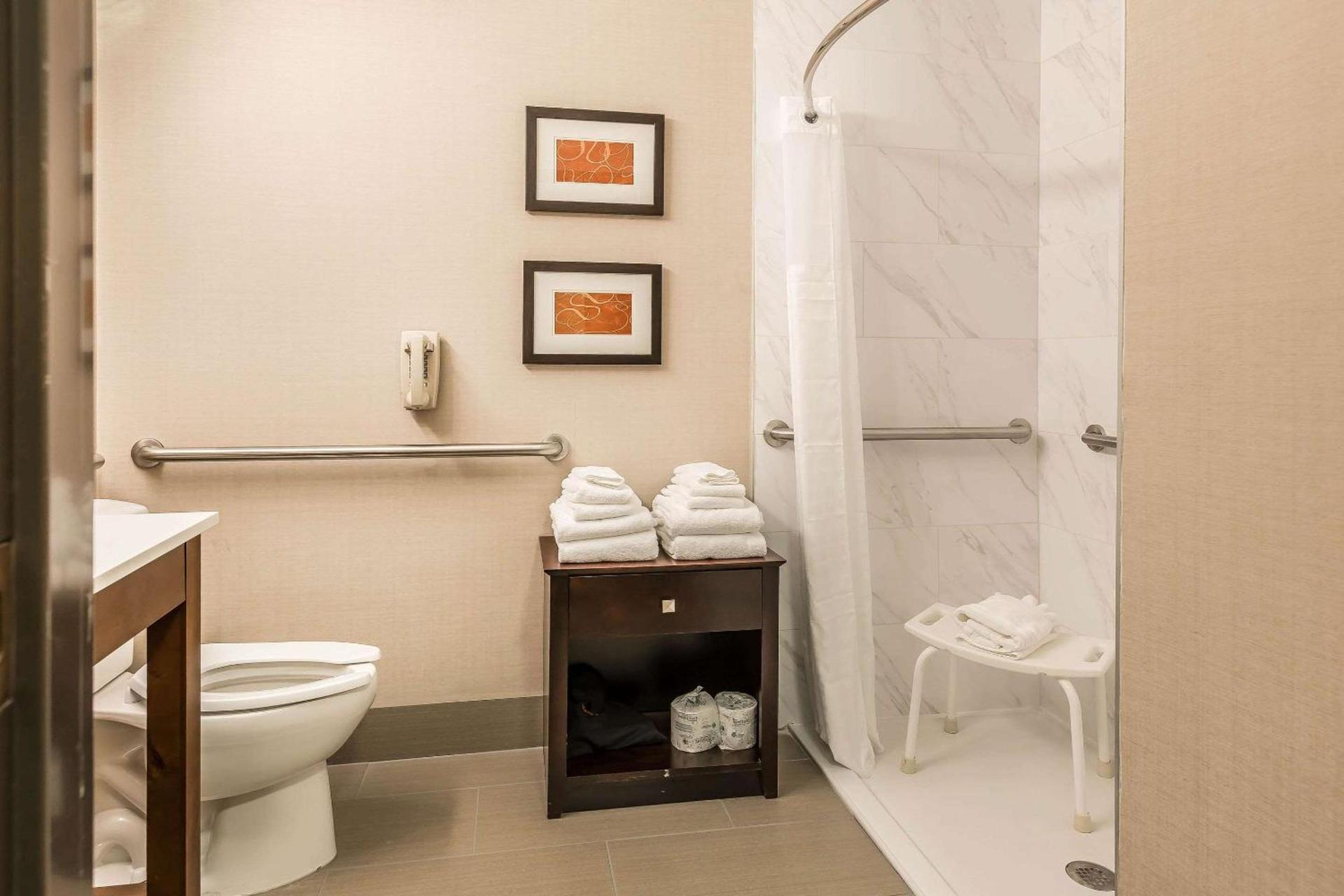 Comfort Suites Fort Wayne North photo 11