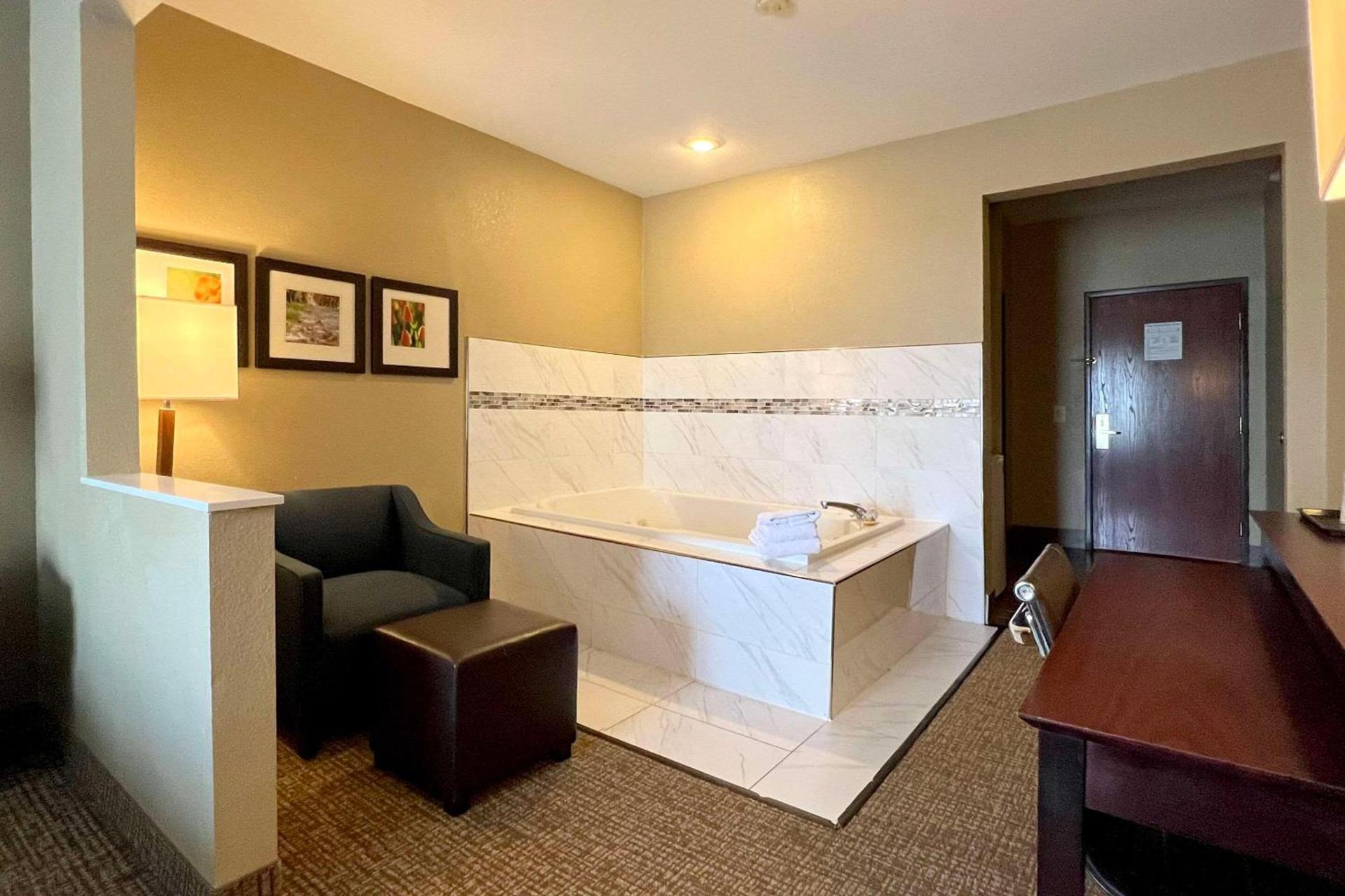 Comfort Suites Fort Wayne North photo 16