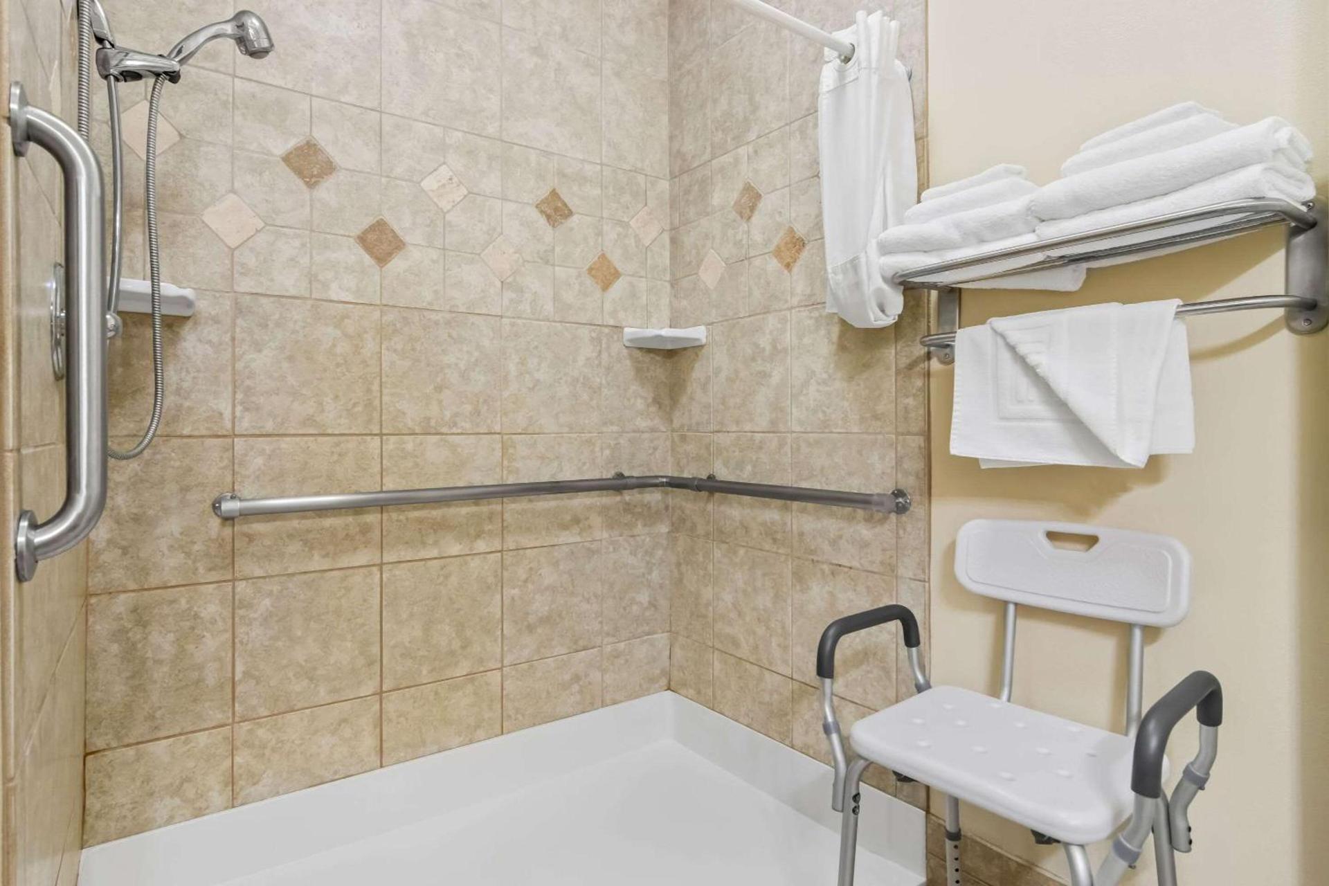 Comfort Inn Hebron-Lowell Area photo 21