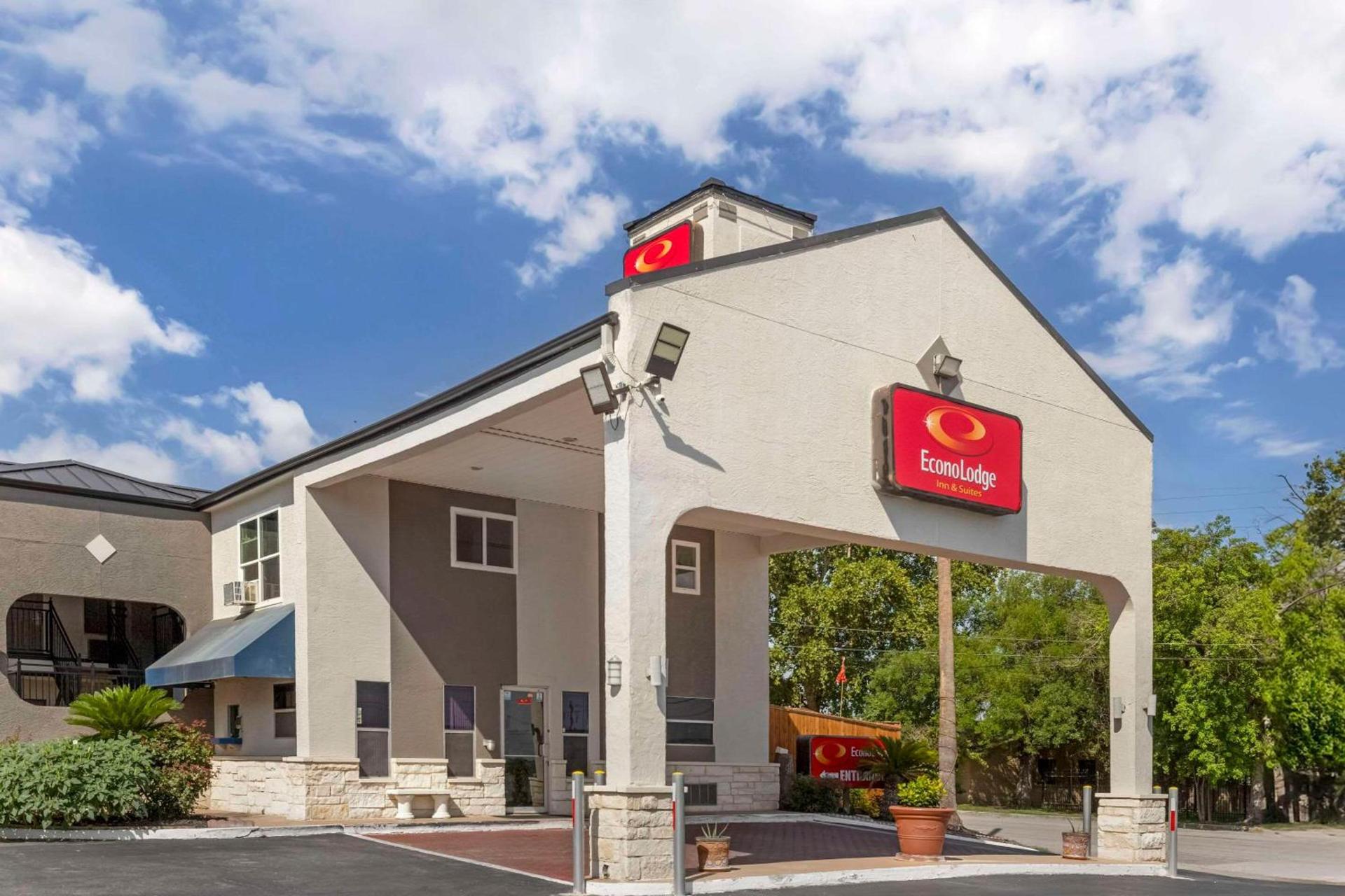 Econo Lodge Inn & Suites Near Lackland AFB photo 2