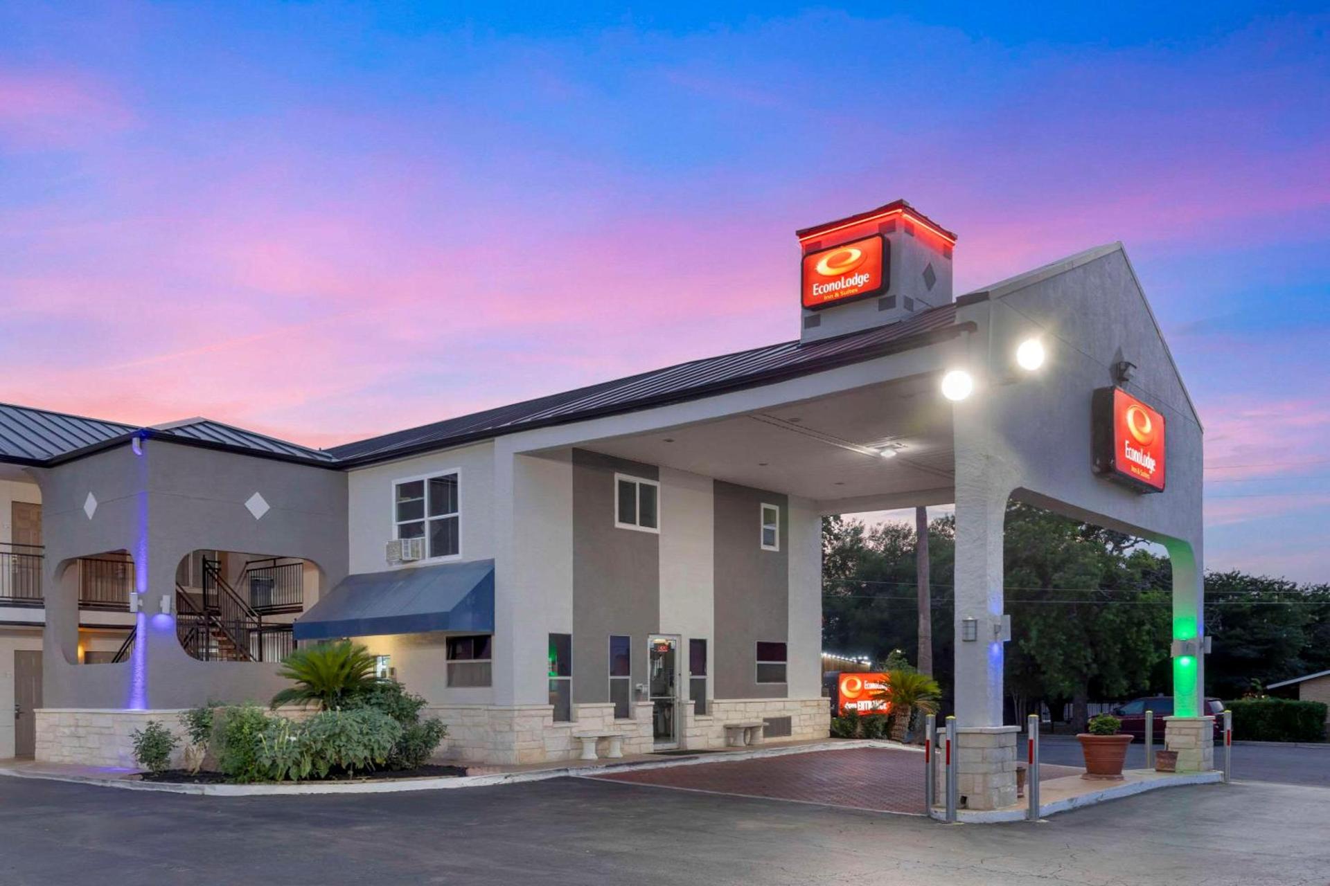Econo Lodge Inn & Suites Near Lackland AFB photo 1
