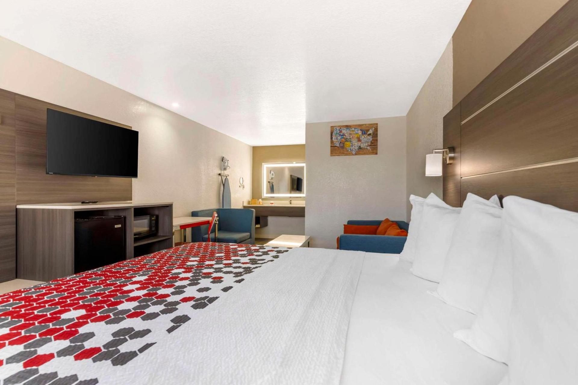 Econo Lodge Inn & Suites Near Lackland AFB photo 26
