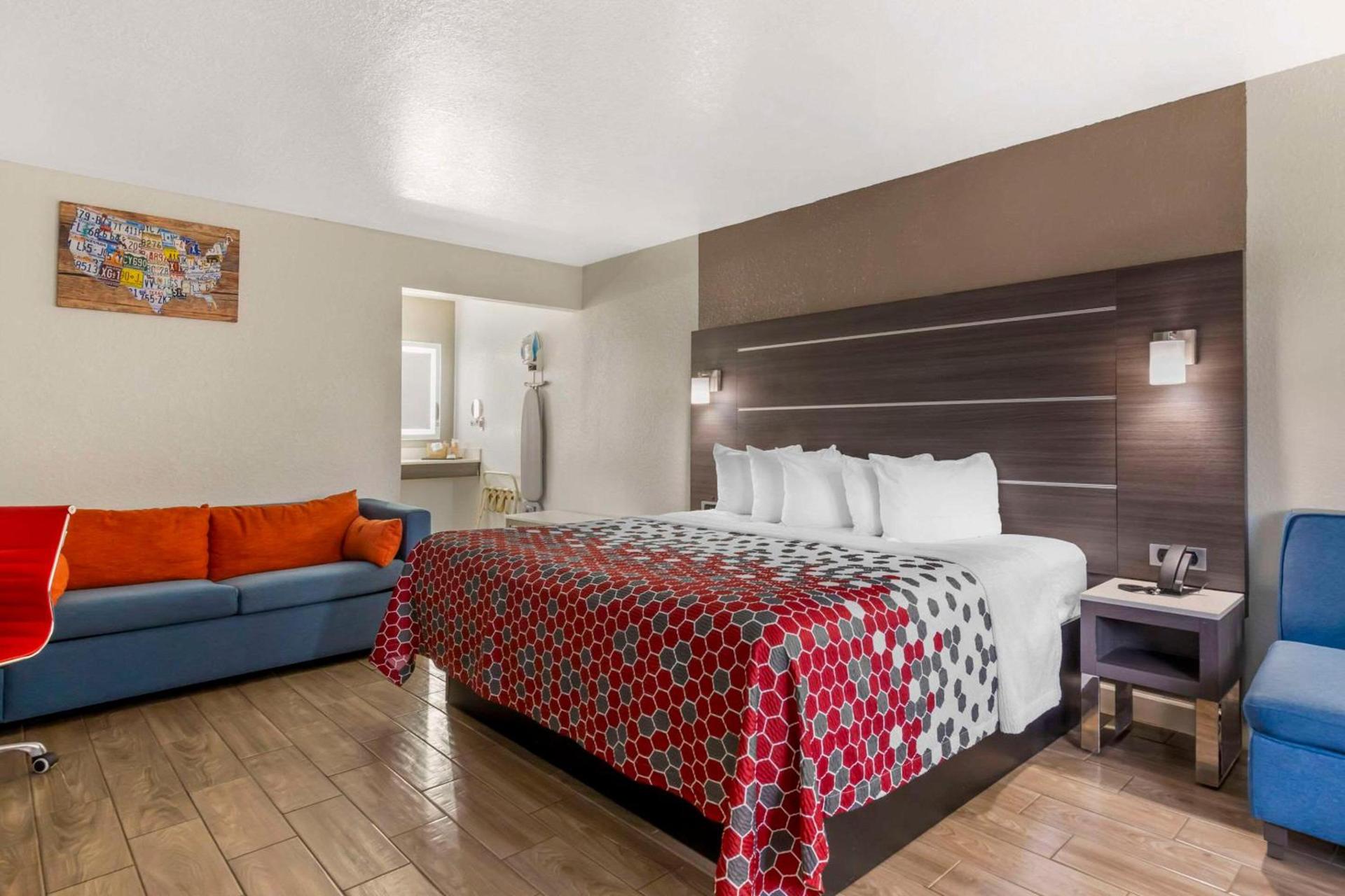 Econo Lodge Inn & Suites Near Lackland AFB photo 22