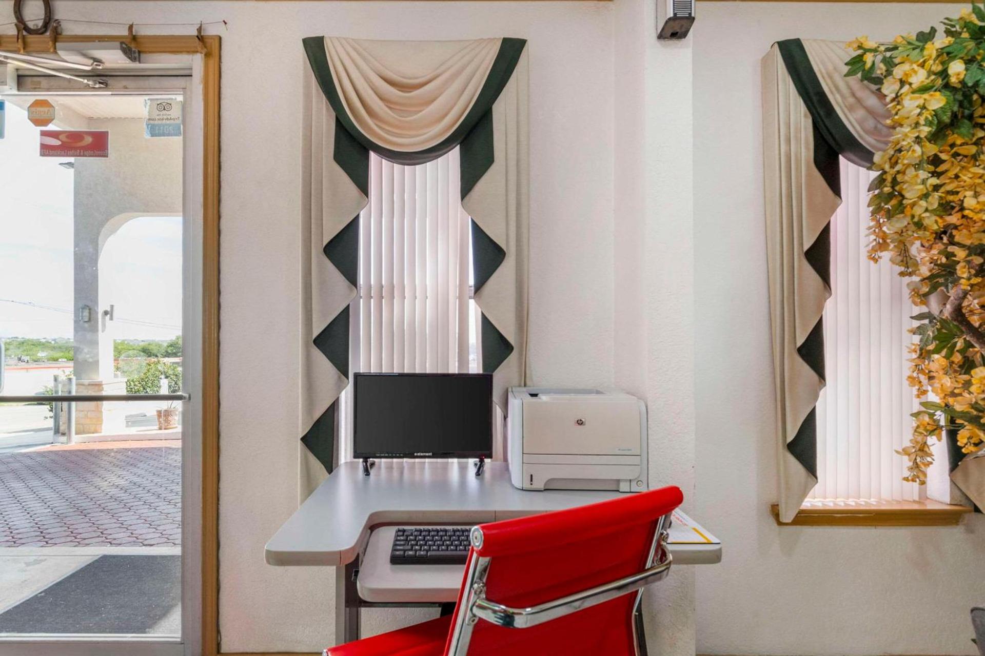 Econo Lodge Inn & Suites Near Lackland AFB photo 29