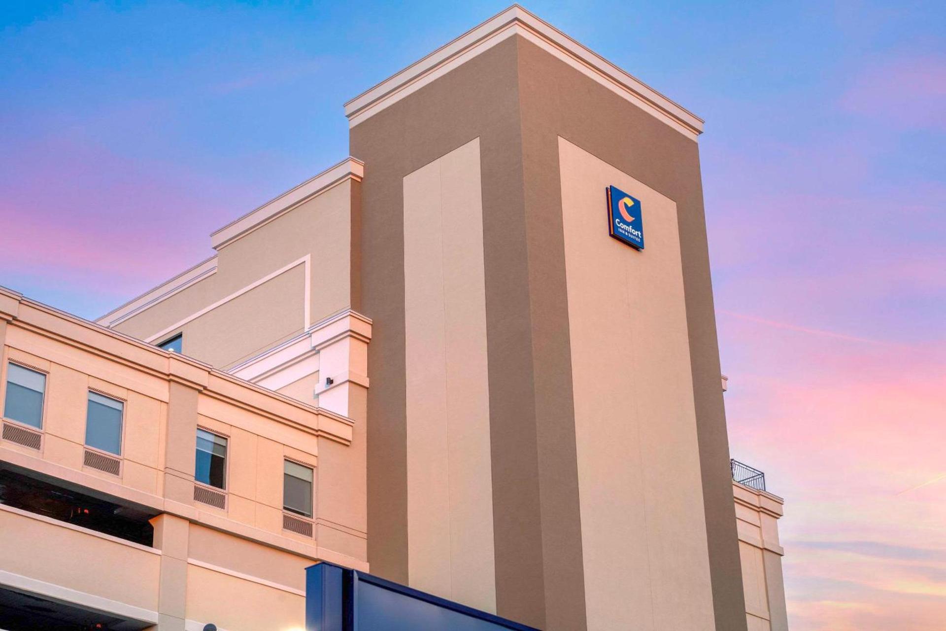 Comfort Inn & Suites Newark Liberty International Airport — hotel in Newark