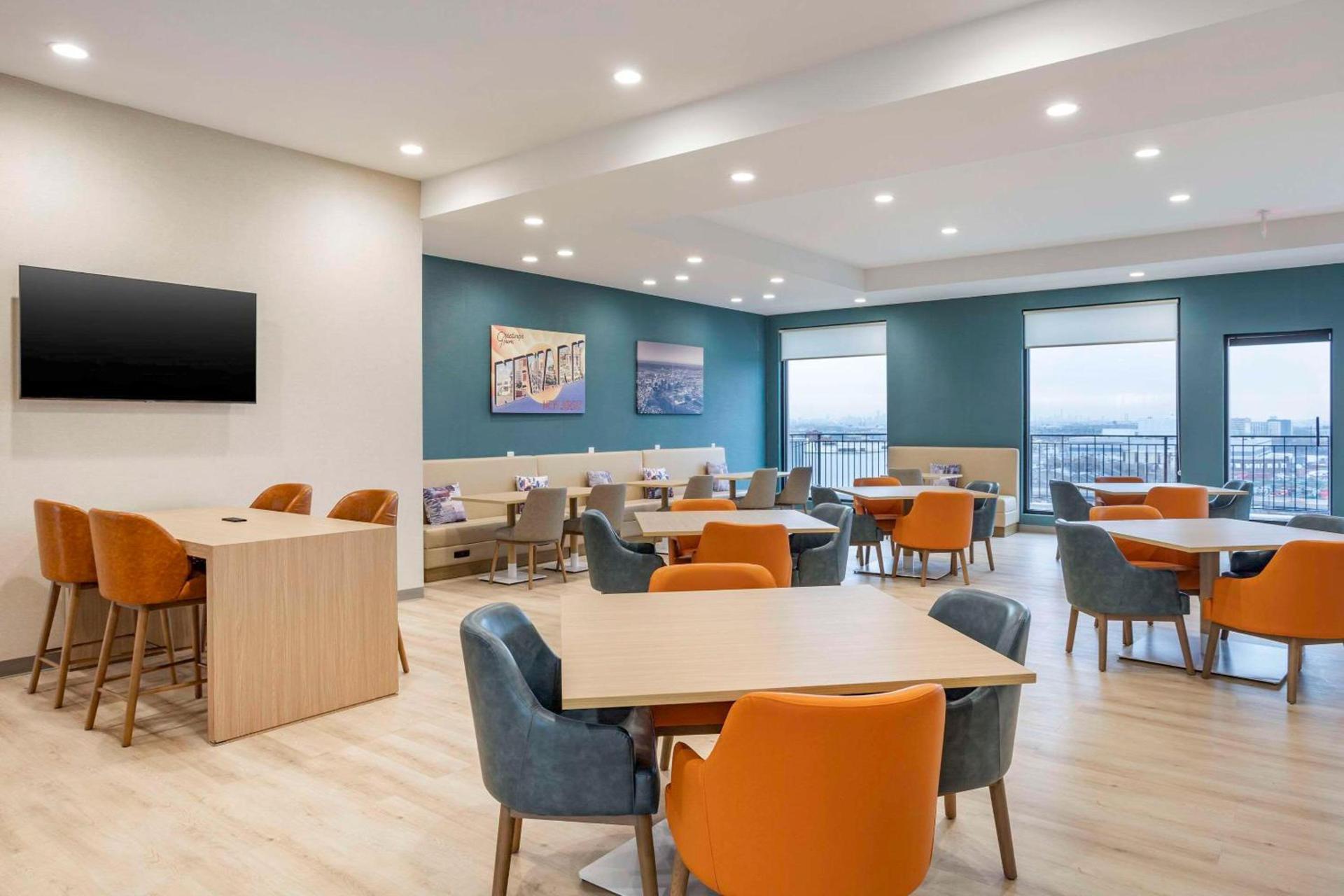 Comfort Inn & Suites Newark Liberty International Airport photo 7