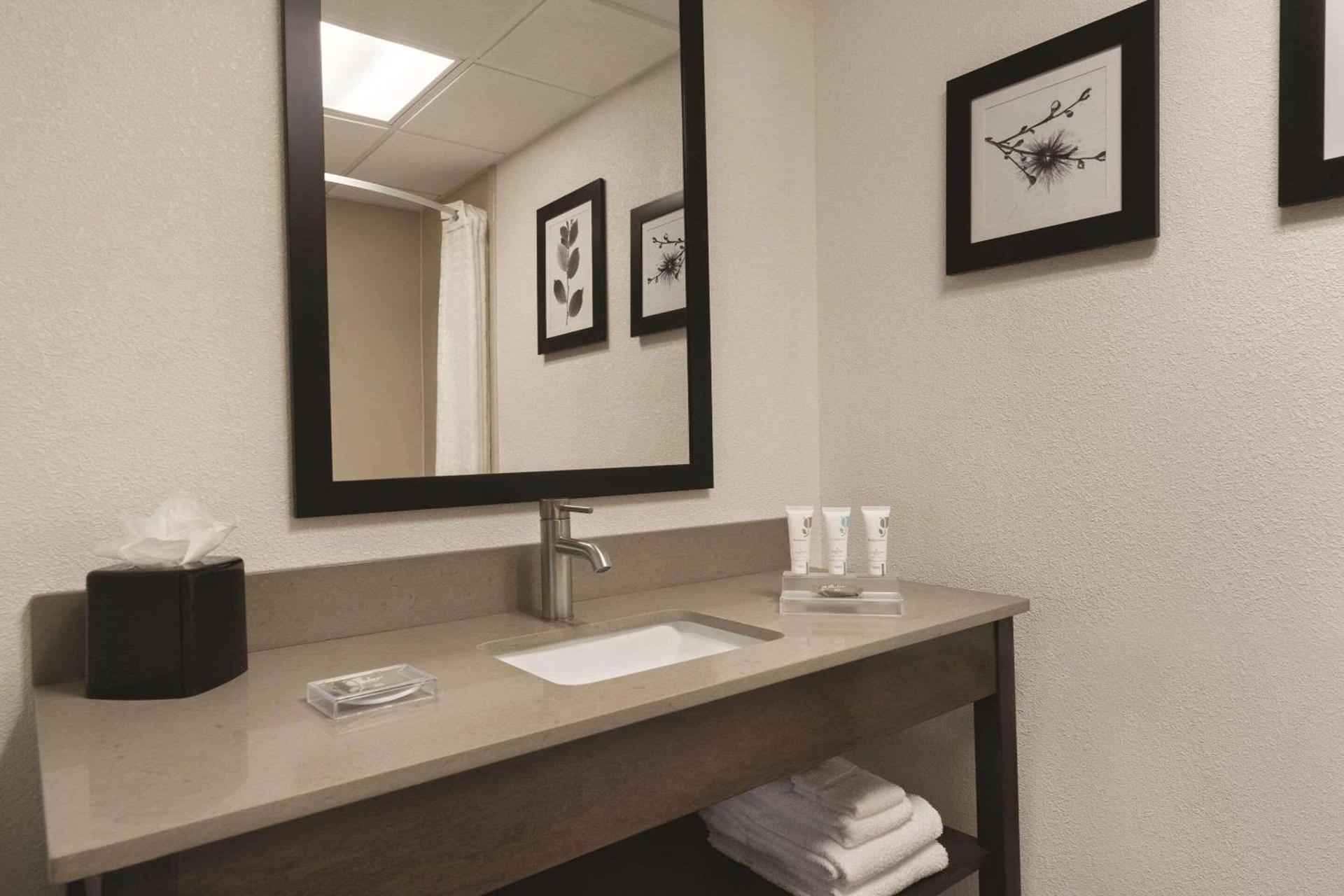 Country Inn & Suites by Radisson Raleigh-Durham Airport NC photo 9