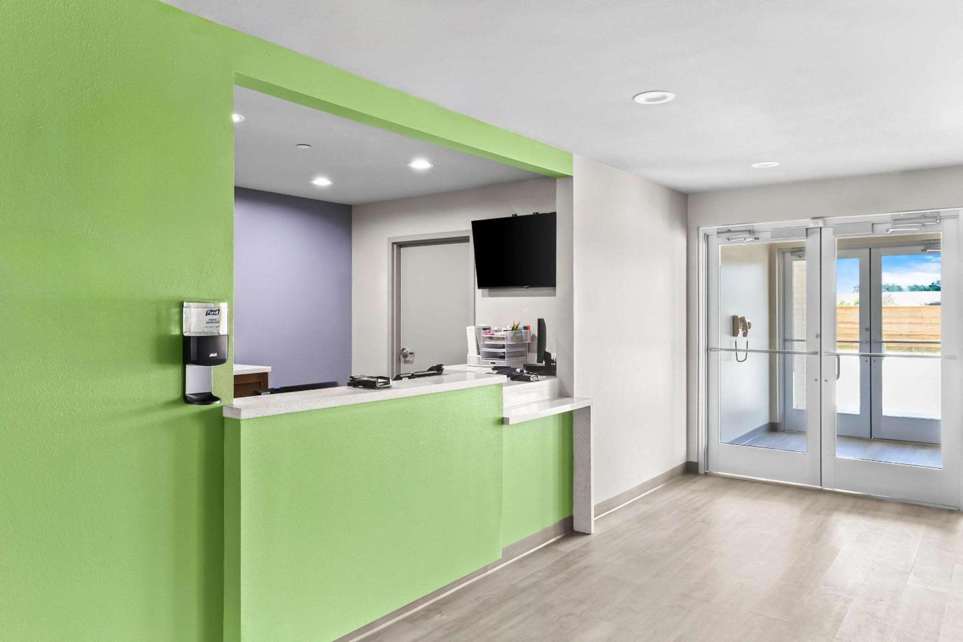 WoodSpring Suites South Houston Hobby photo 4
