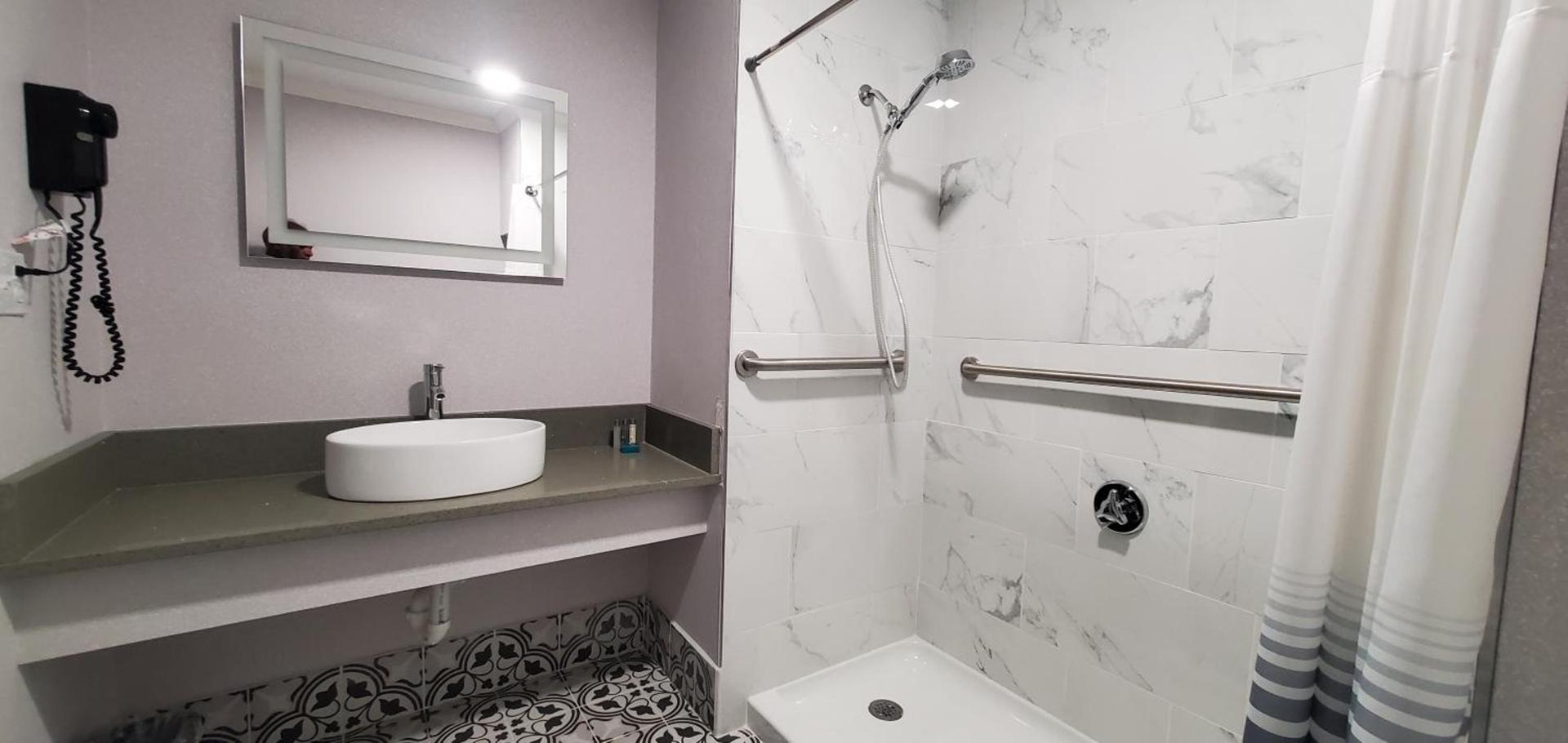 Ambassador Inn and Suites photo 67