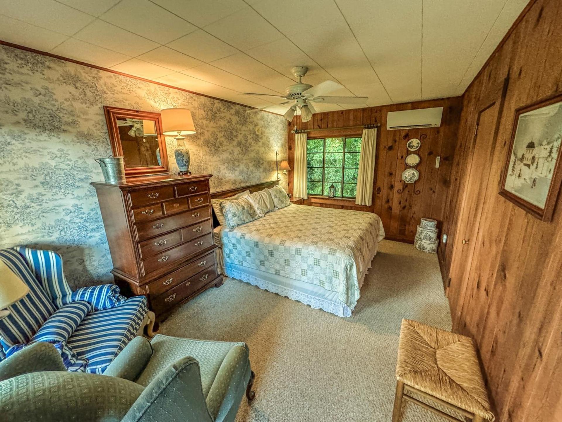 Hemlock Inn photo 14