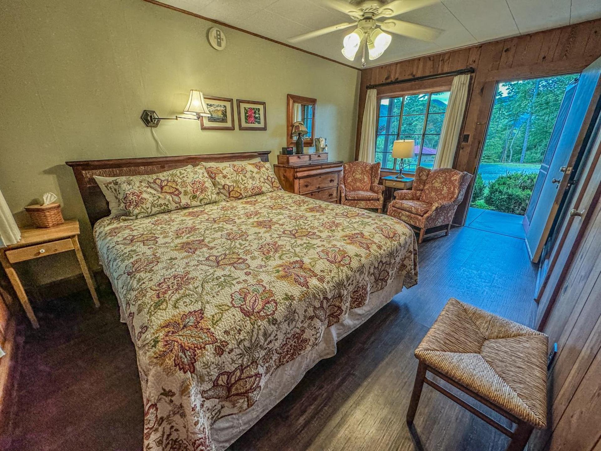 Hemlock Inn photo 15