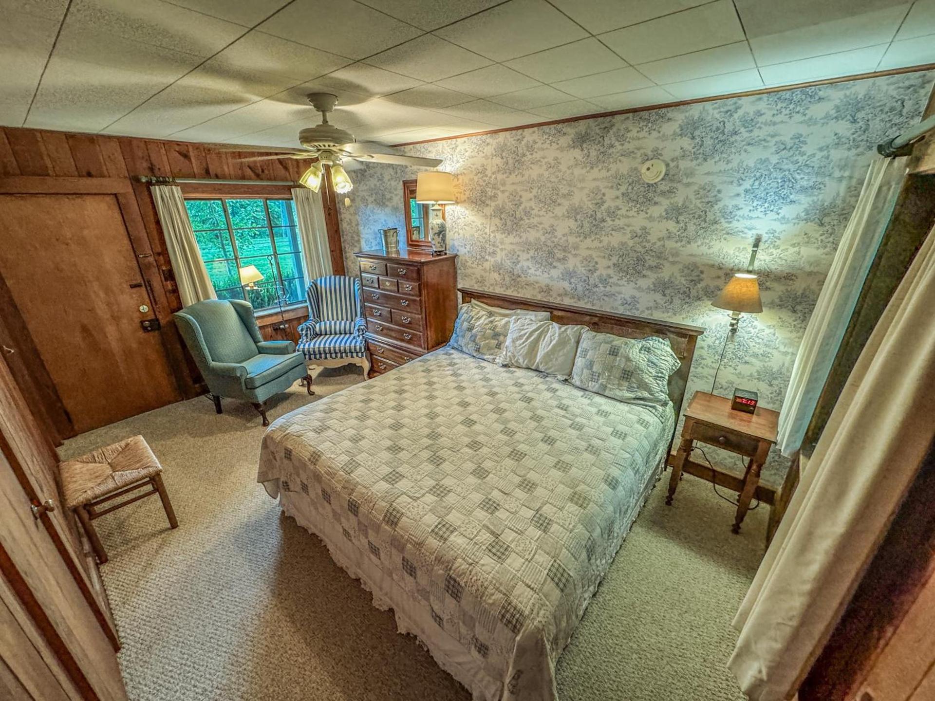 Hemlock Inn photo 17