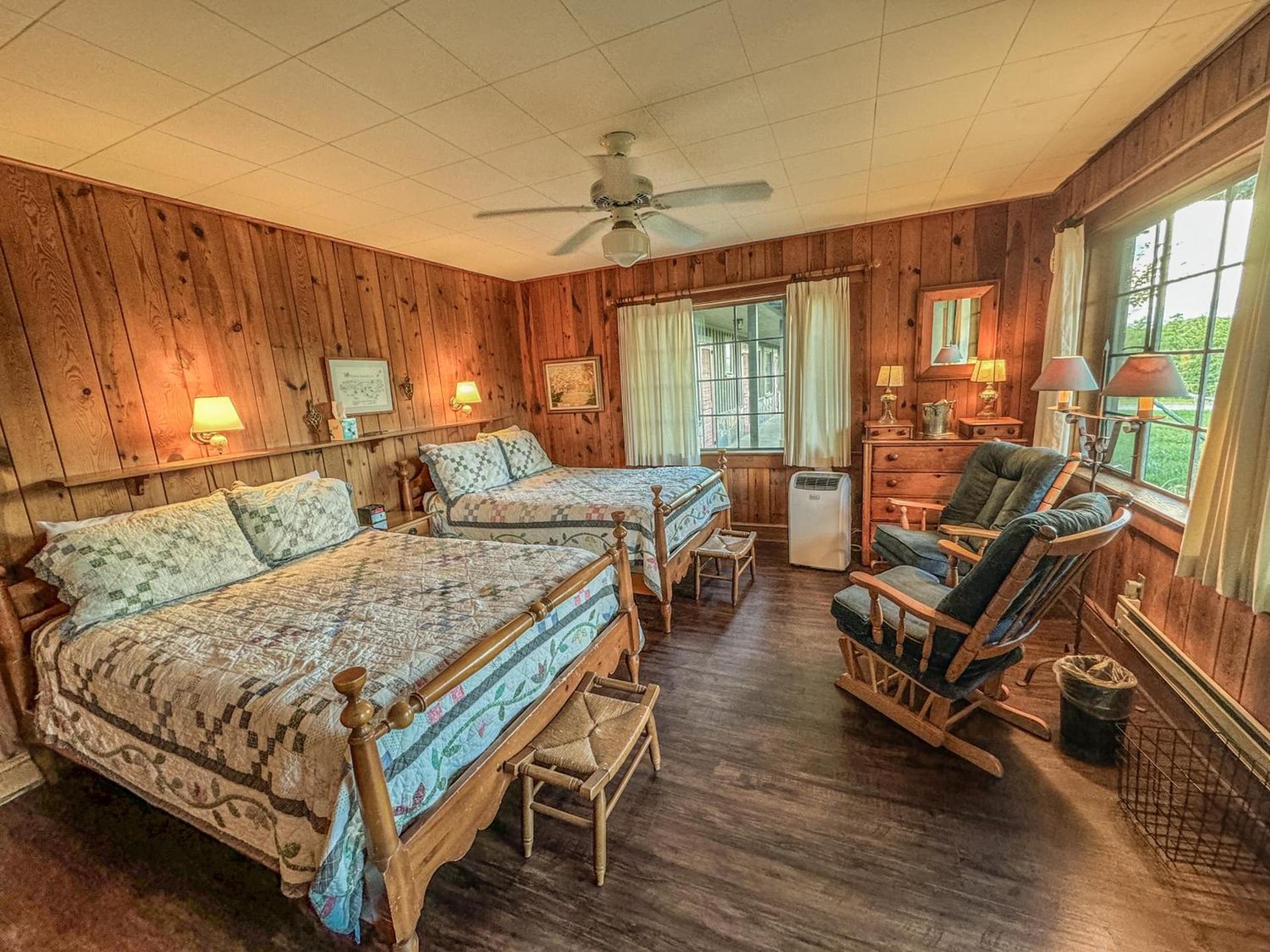 Hemlock Inn photo 13
