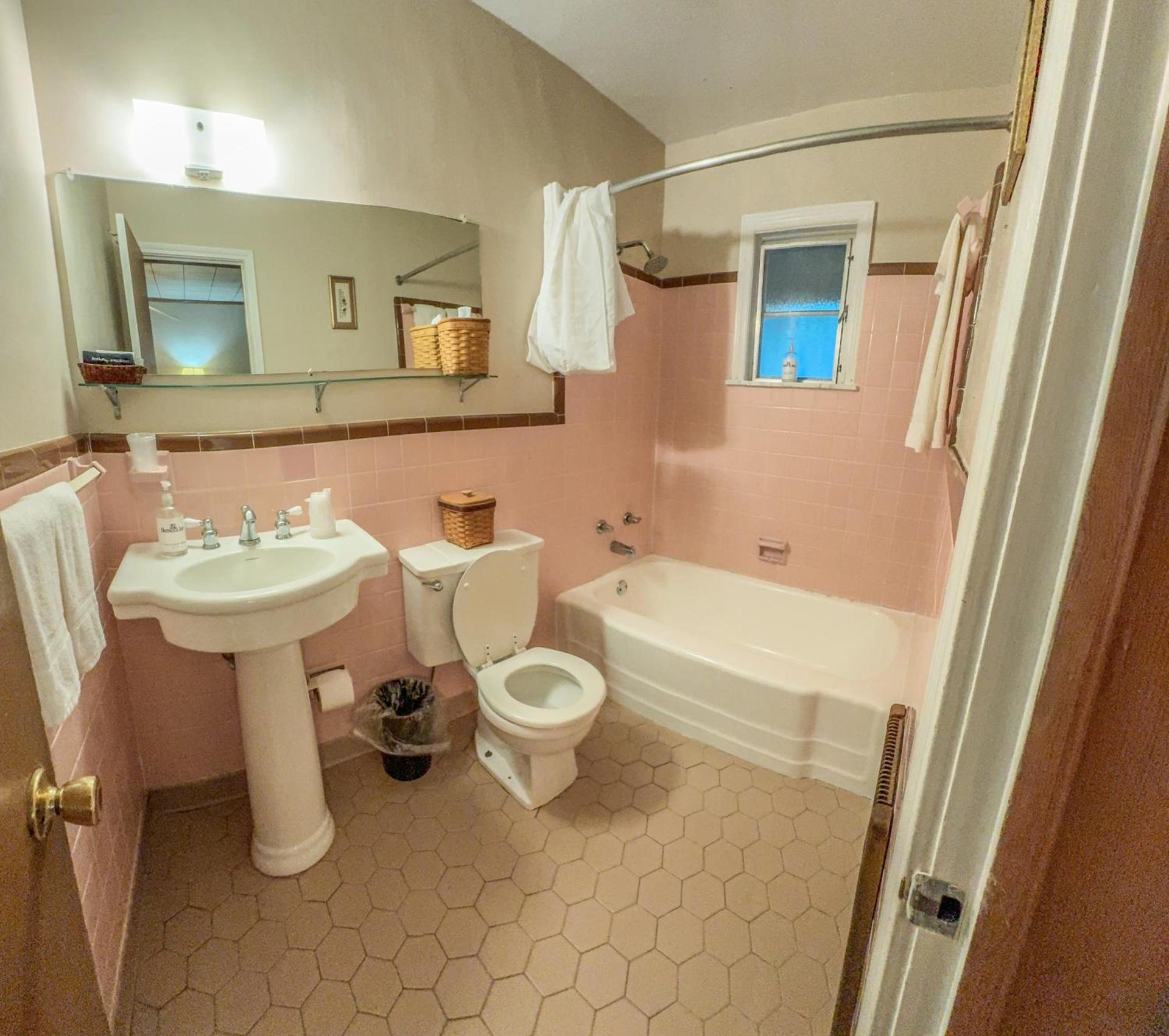 Hemlock Inn photo 8