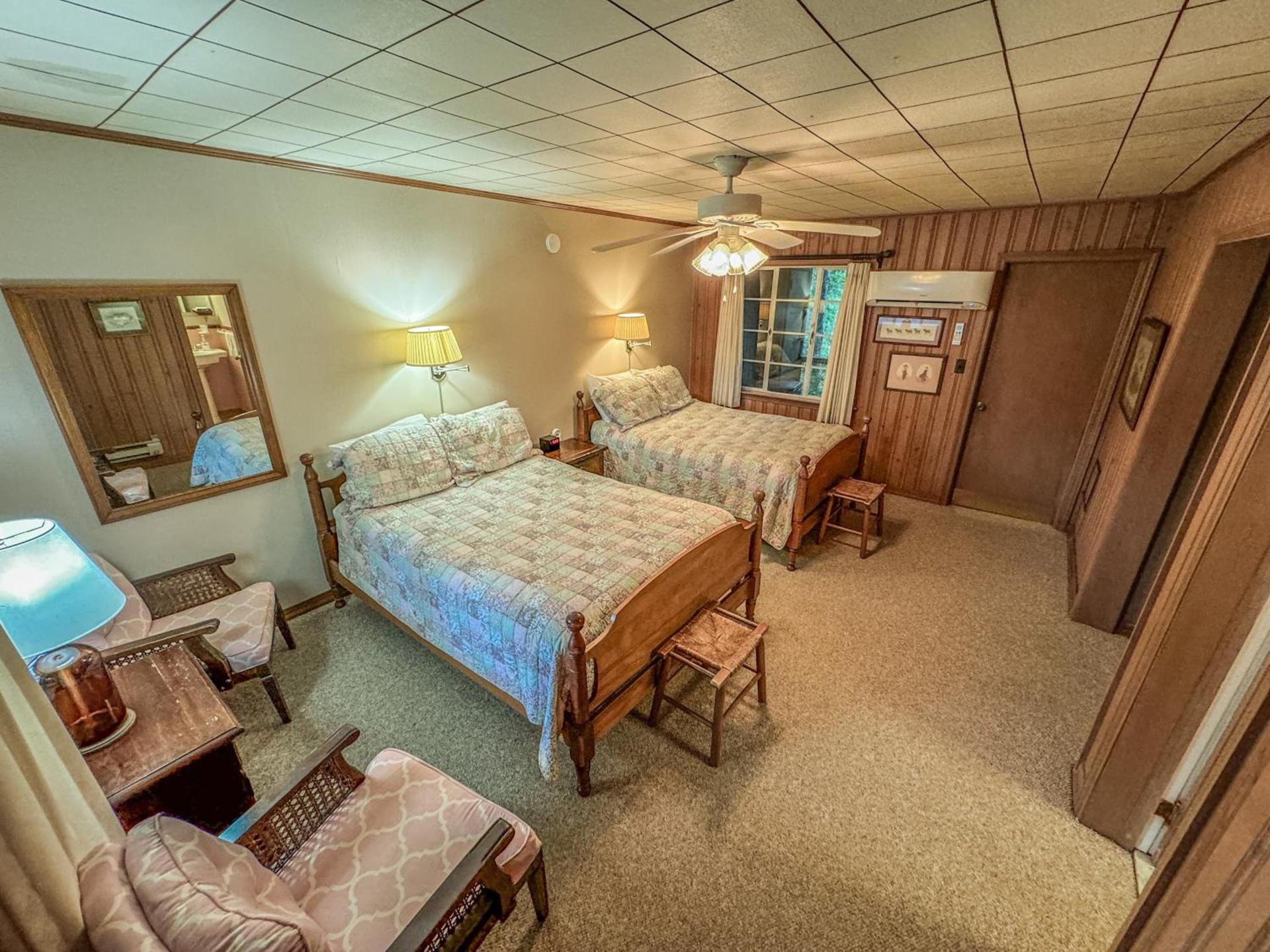 Hemlock Inn photo 9