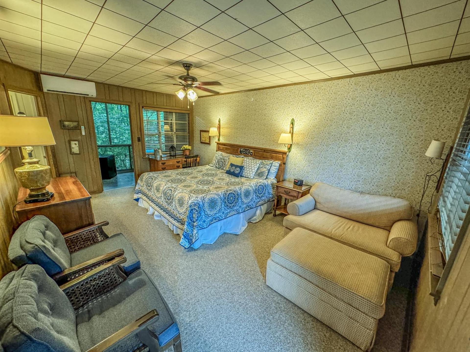 Hemlock Inn photo 6