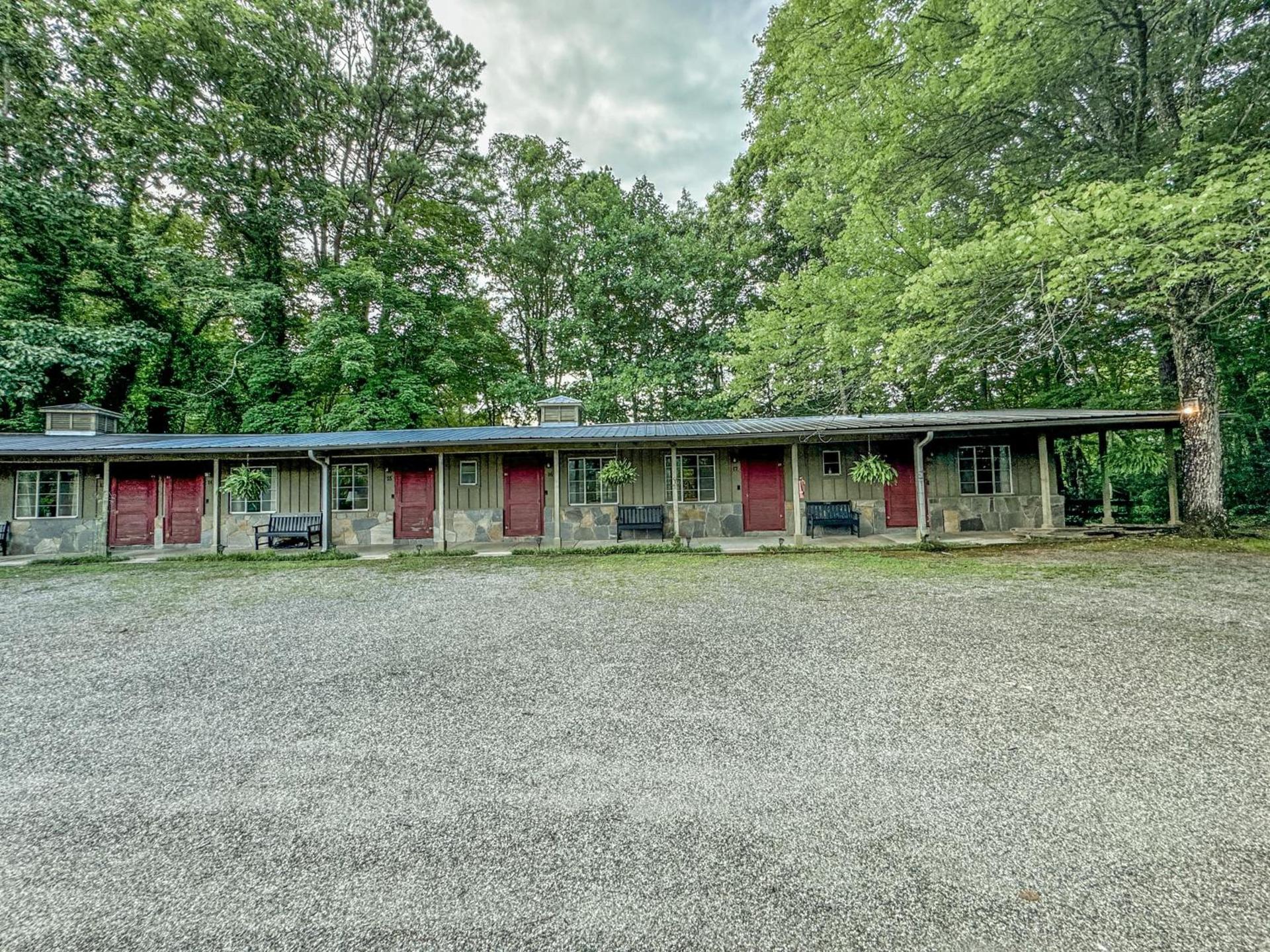 Hemlock Inn photo 23