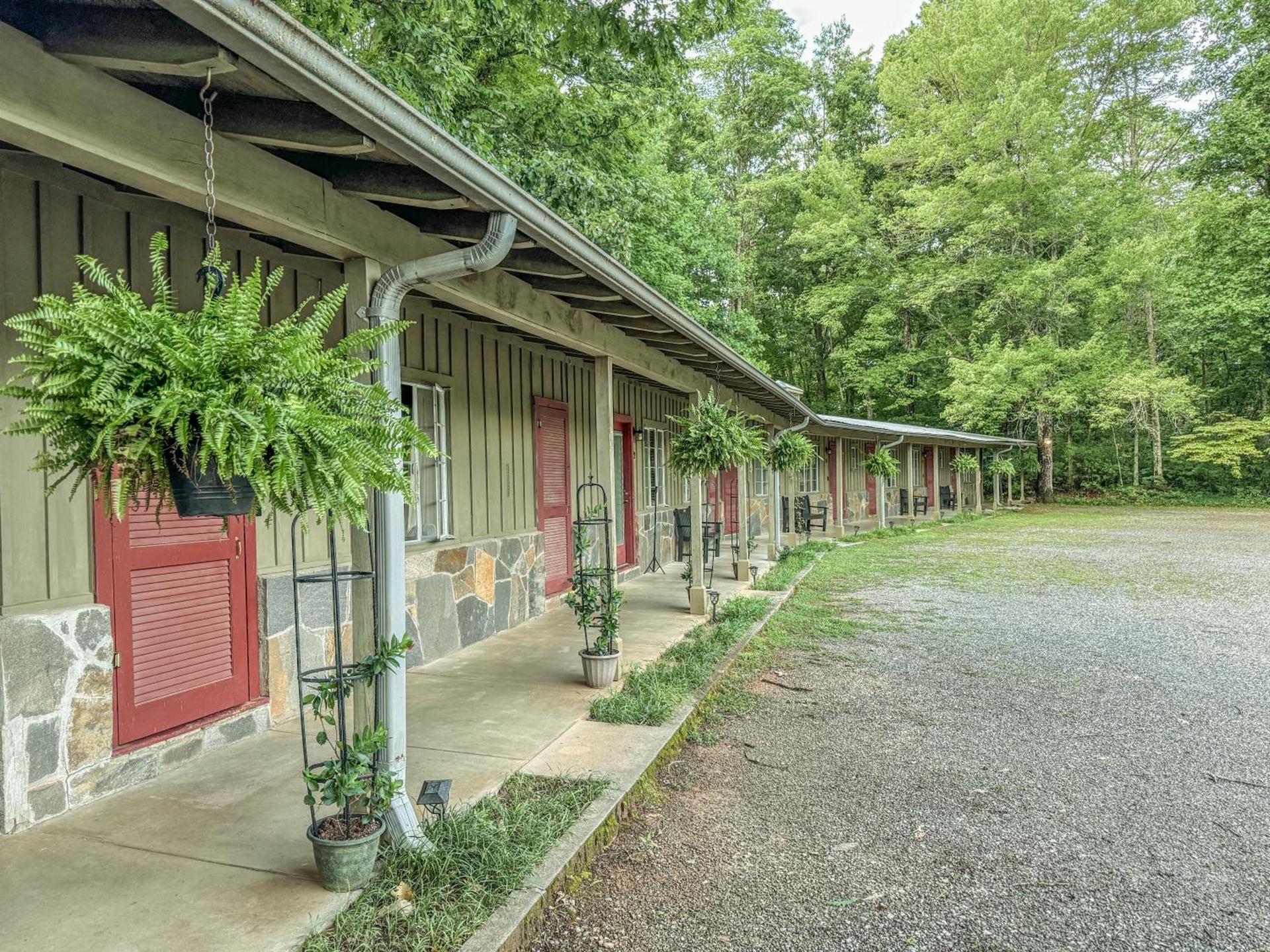 Hemlock Inn photo 24