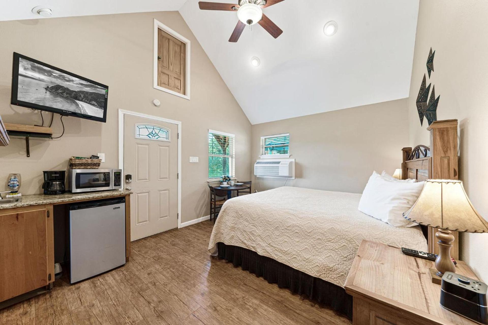 Blanco Riverside Cottages photo 3