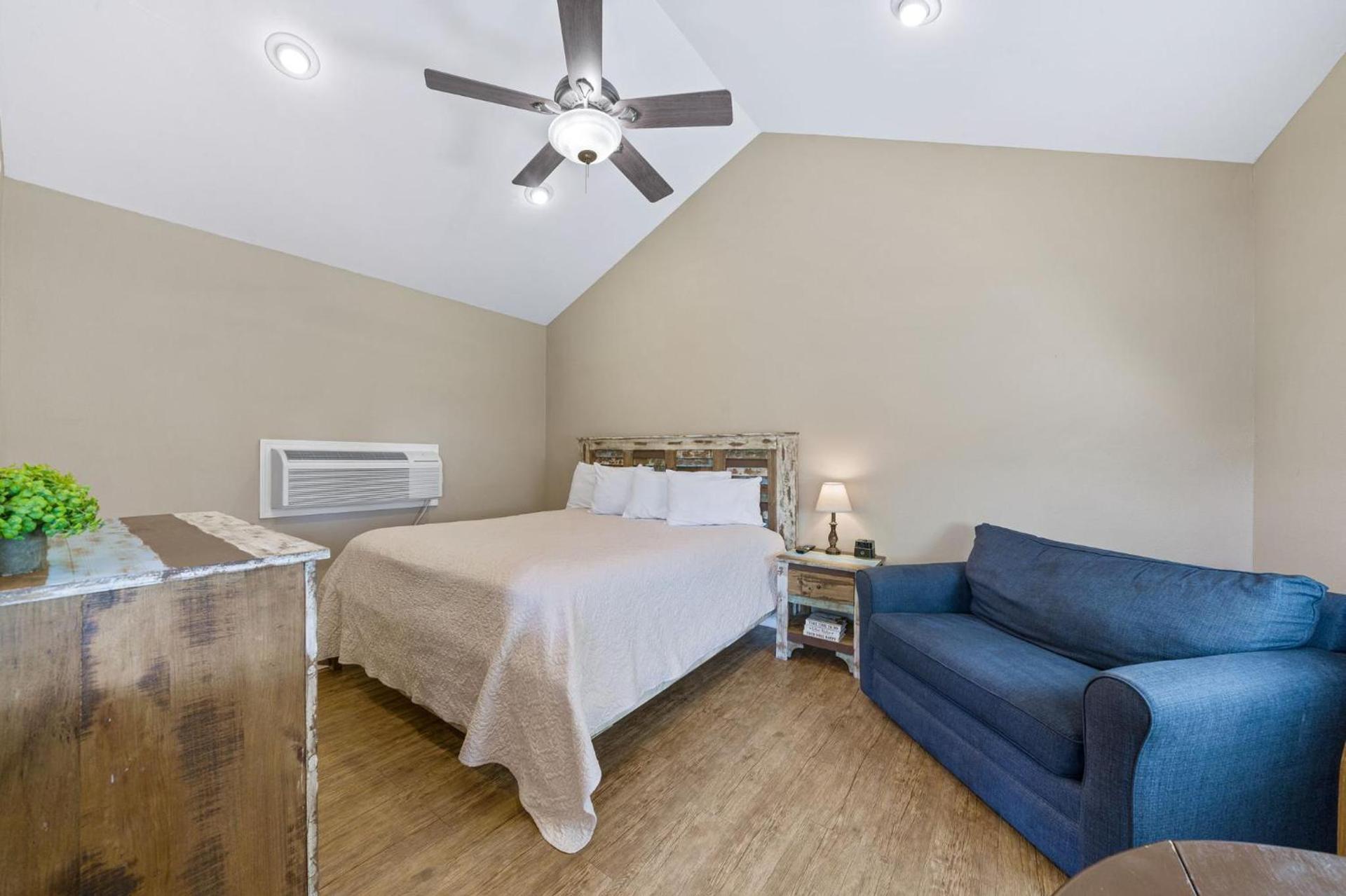 Blanco Riverside Cottages photo 67