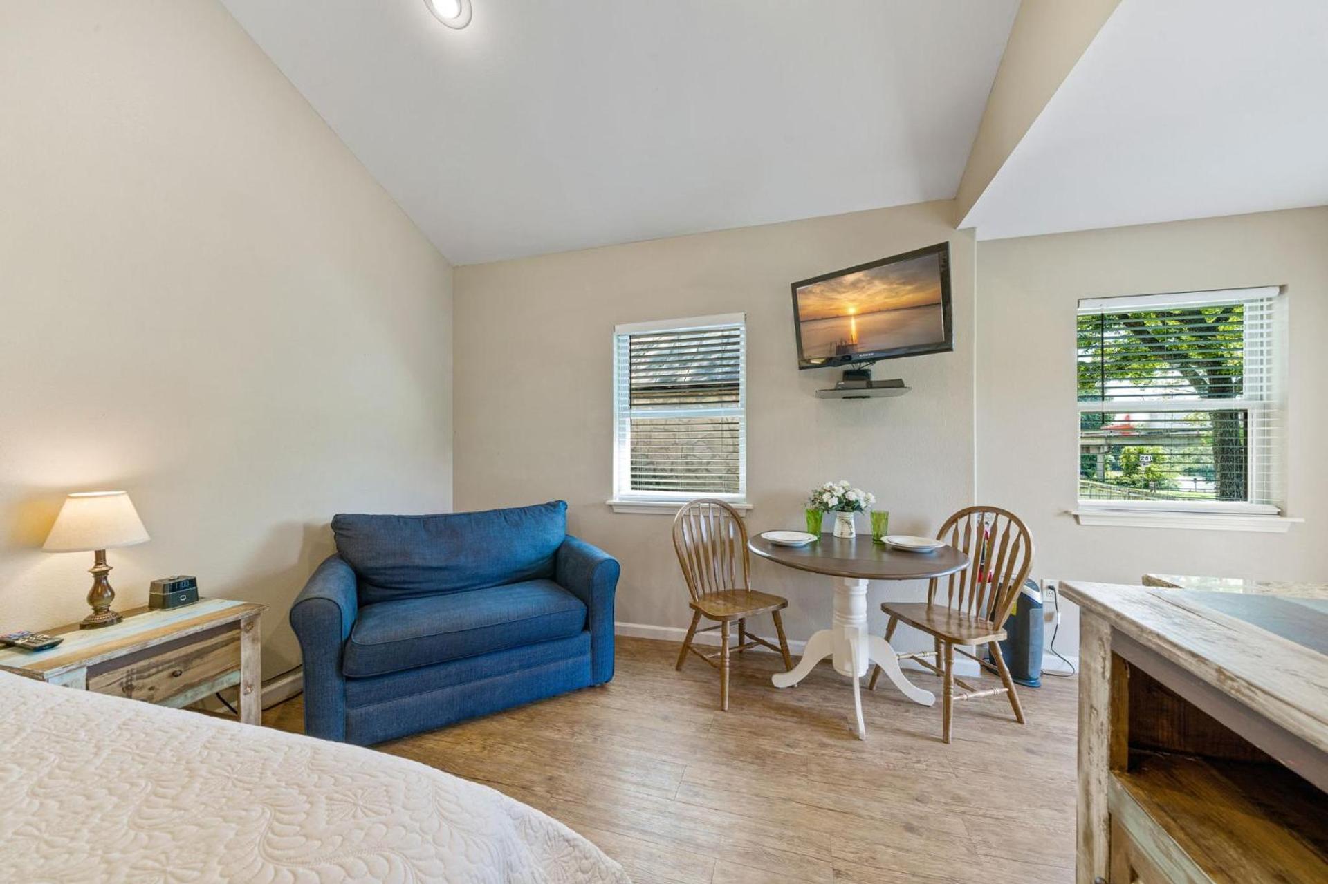 Blanco Riverside Cottages photo 8