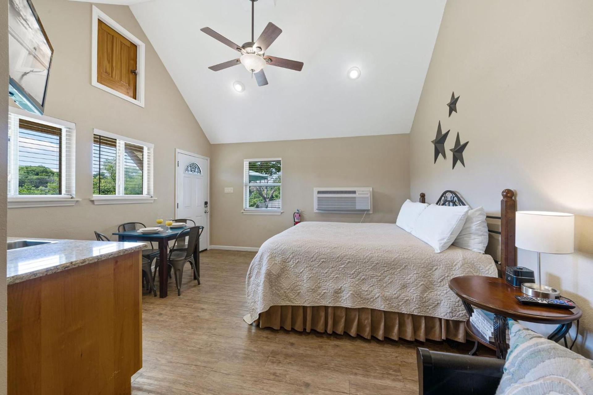 Blanco Riverside Cottages photo 9