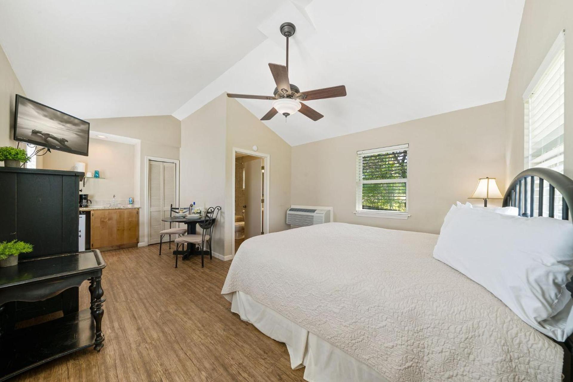 Blanco Riverside Cottages photo 17