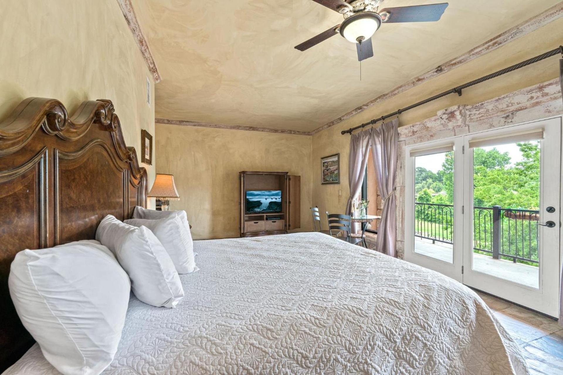 Blanco Riverside Cottages photo 32