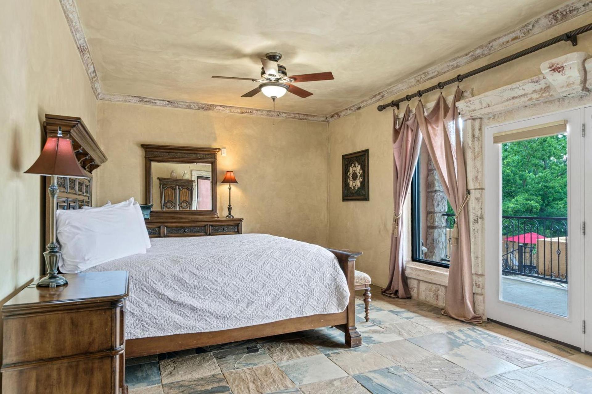 Blanco Riverside Cottages photo 41