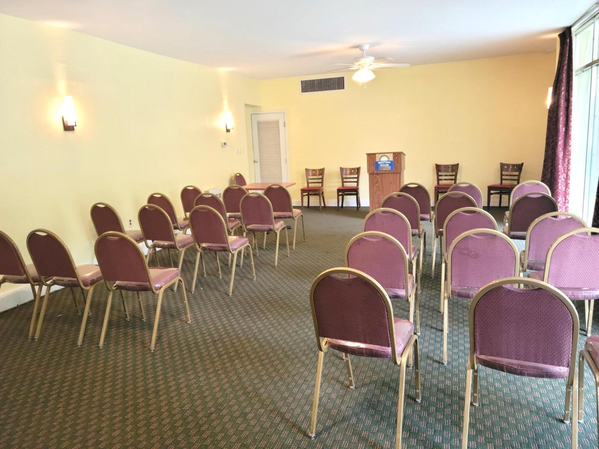 Days Inn by Wyndham Alexandria South photo 9