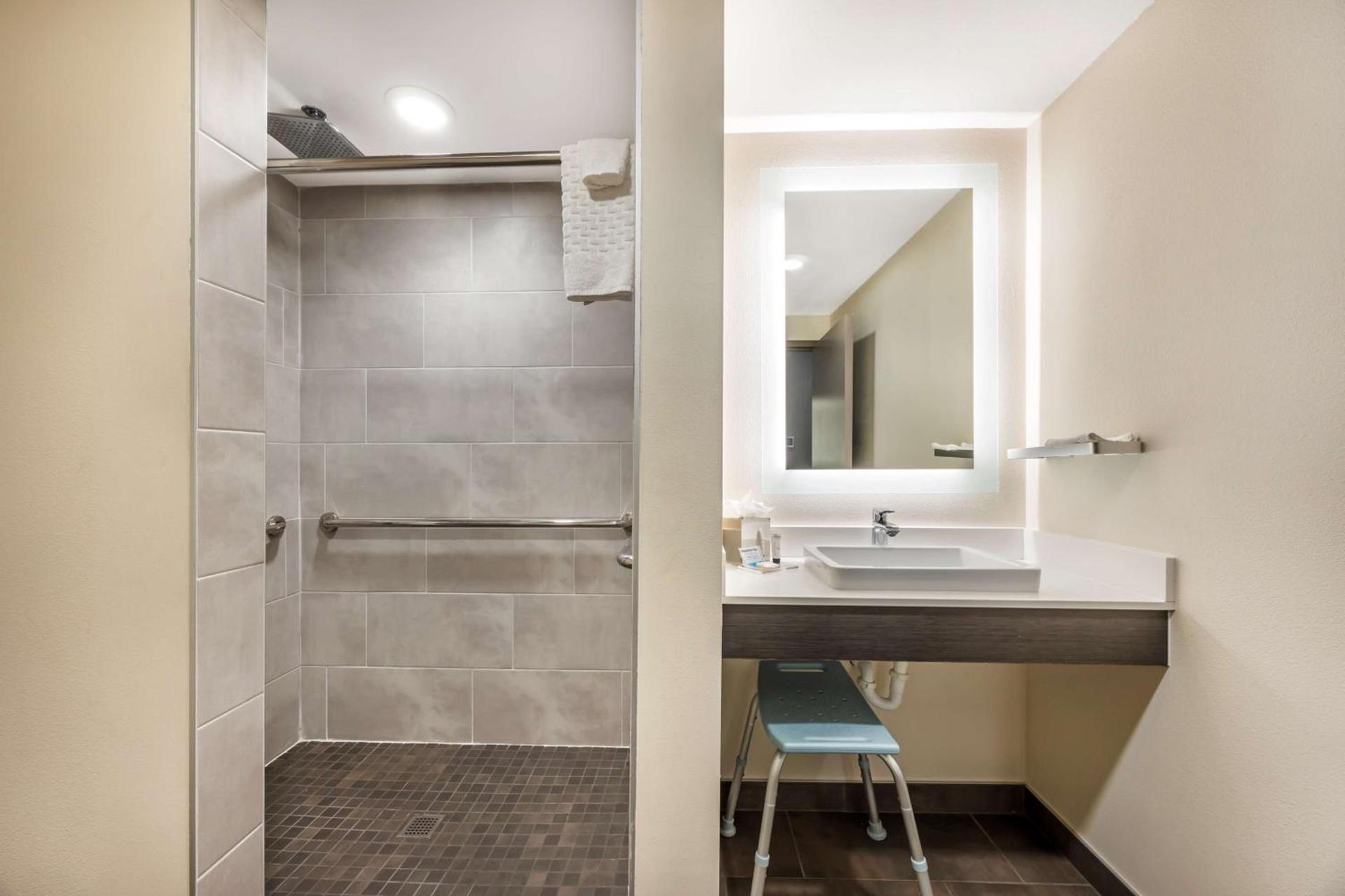Vīb Best Western Springfield photo 41