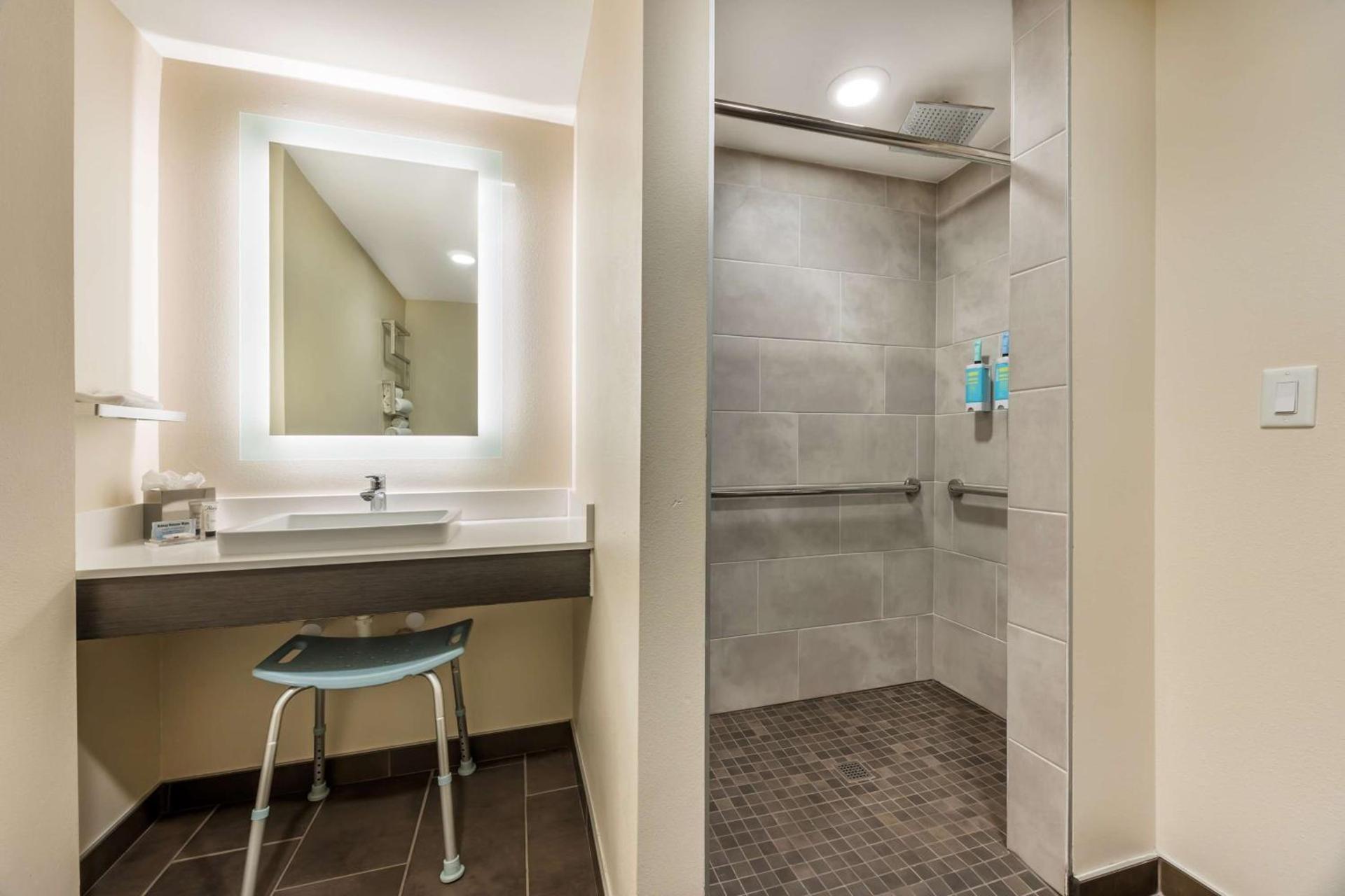 Vīb Best Western Springfield photo 44
