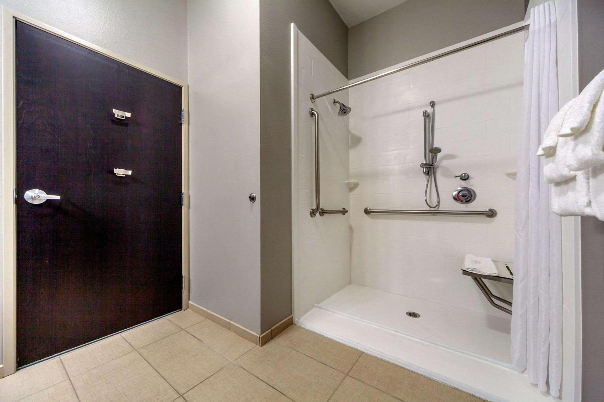MainStay Suites Lincoln University Area photo 12