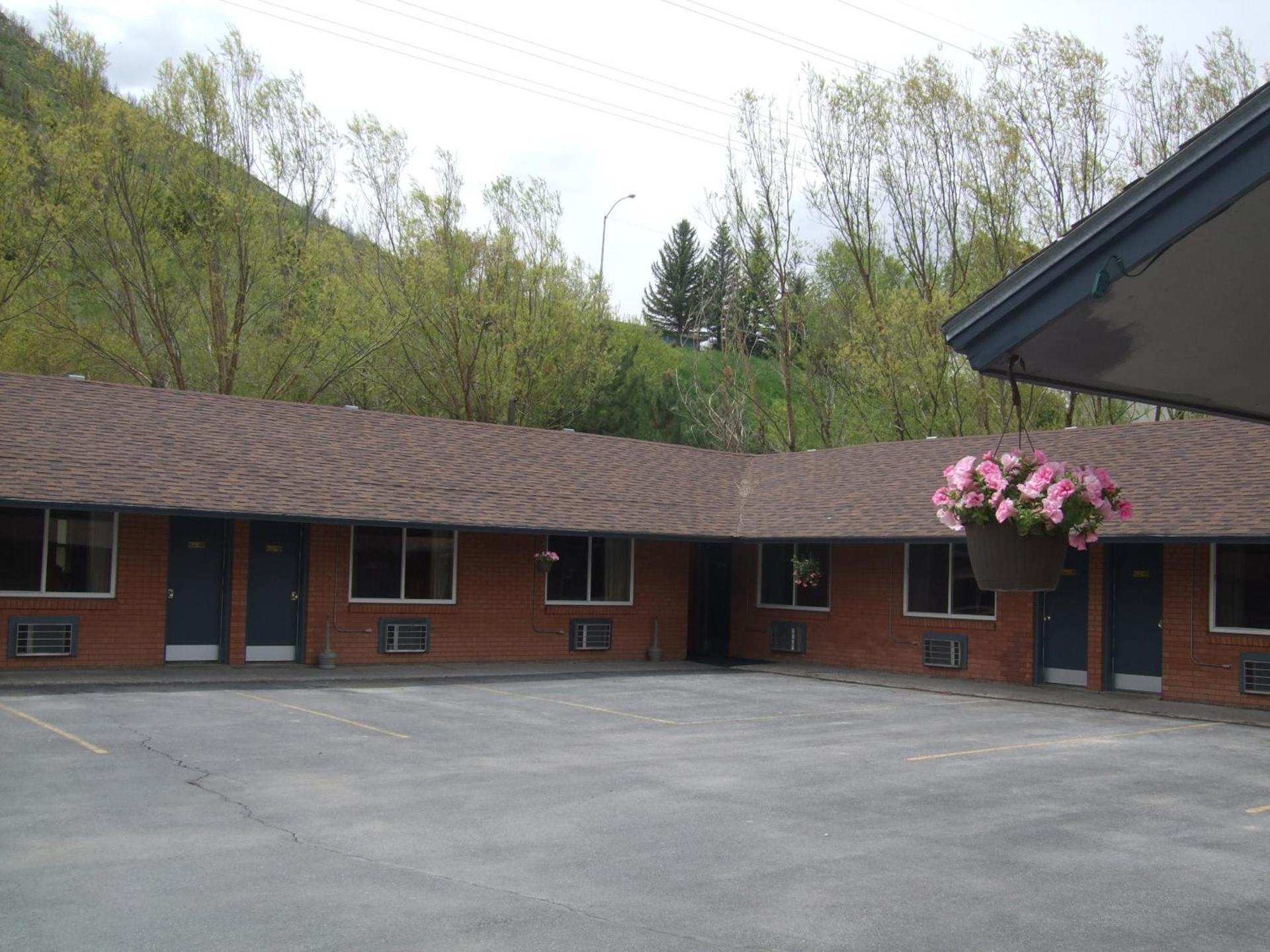 Lava Spa Motel & RV photo 12