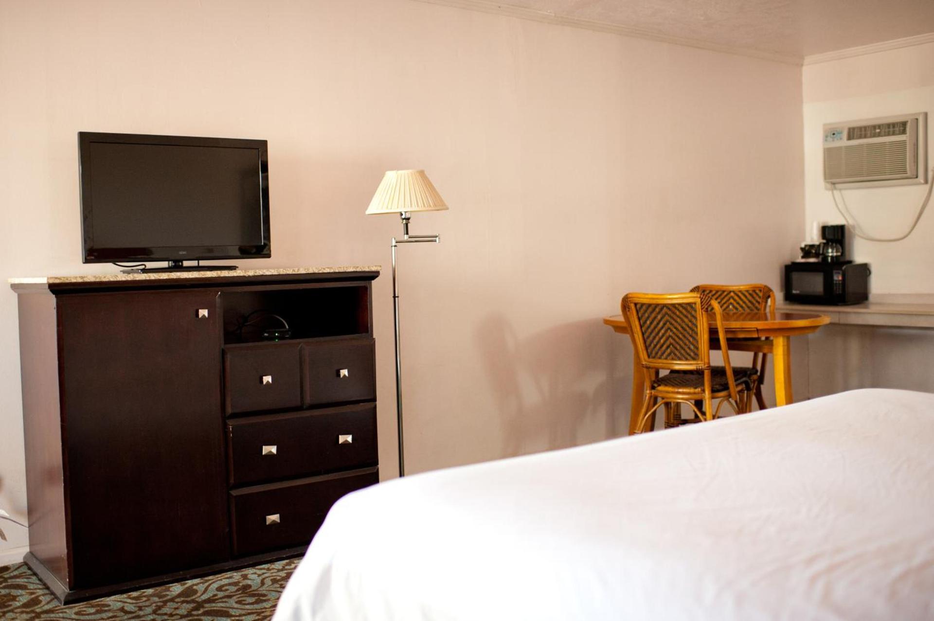 Emerald Inn & Lounge photo 38