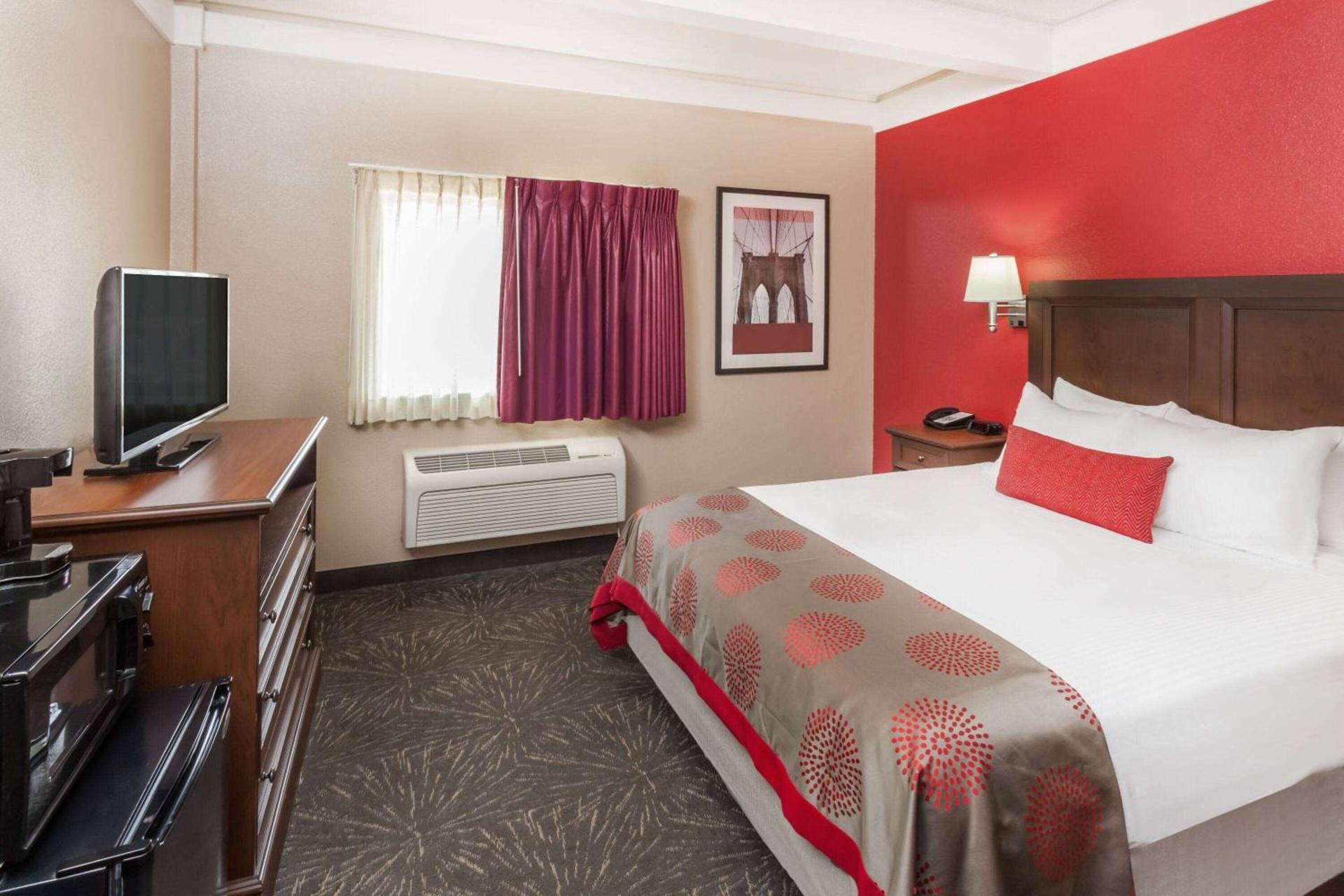 Ramada by Wyndham Hammond Hotel & Conference Center photo 11